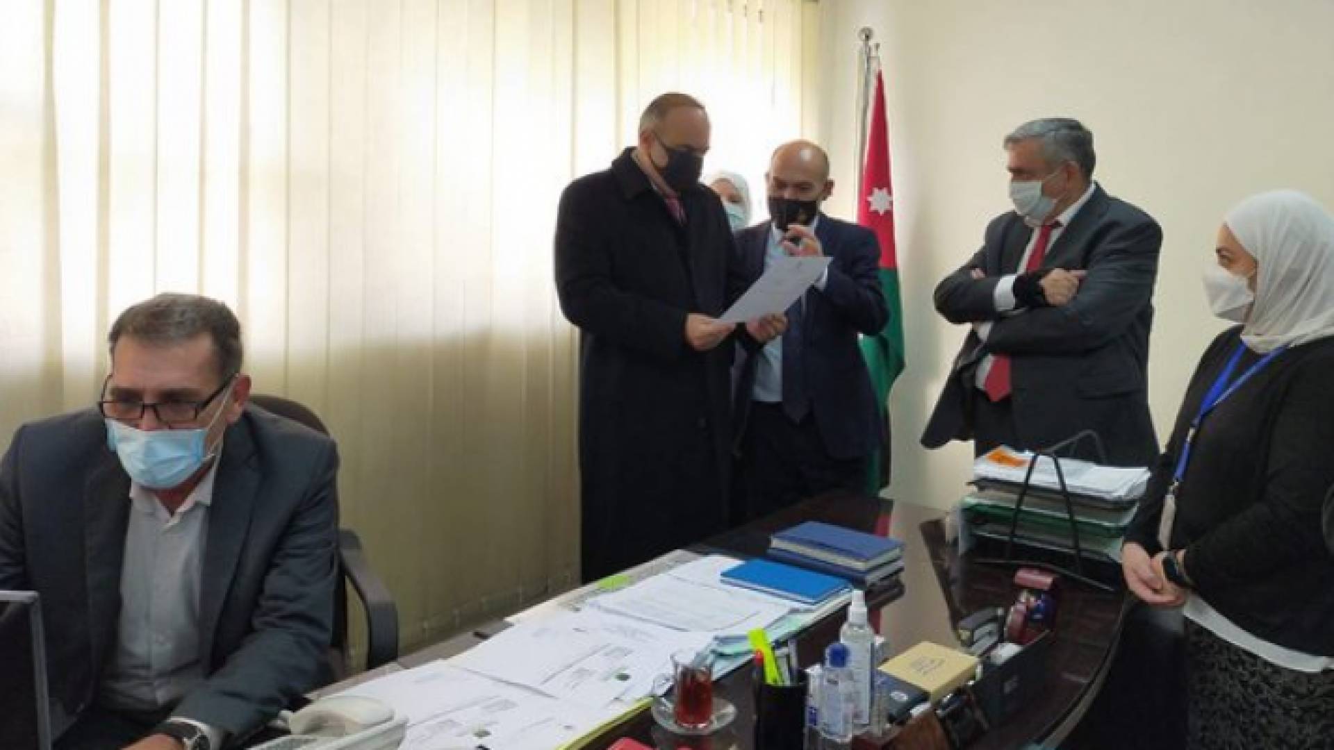 الخصاونة وعبيدات خلال استلامهما نتيجة الفحص