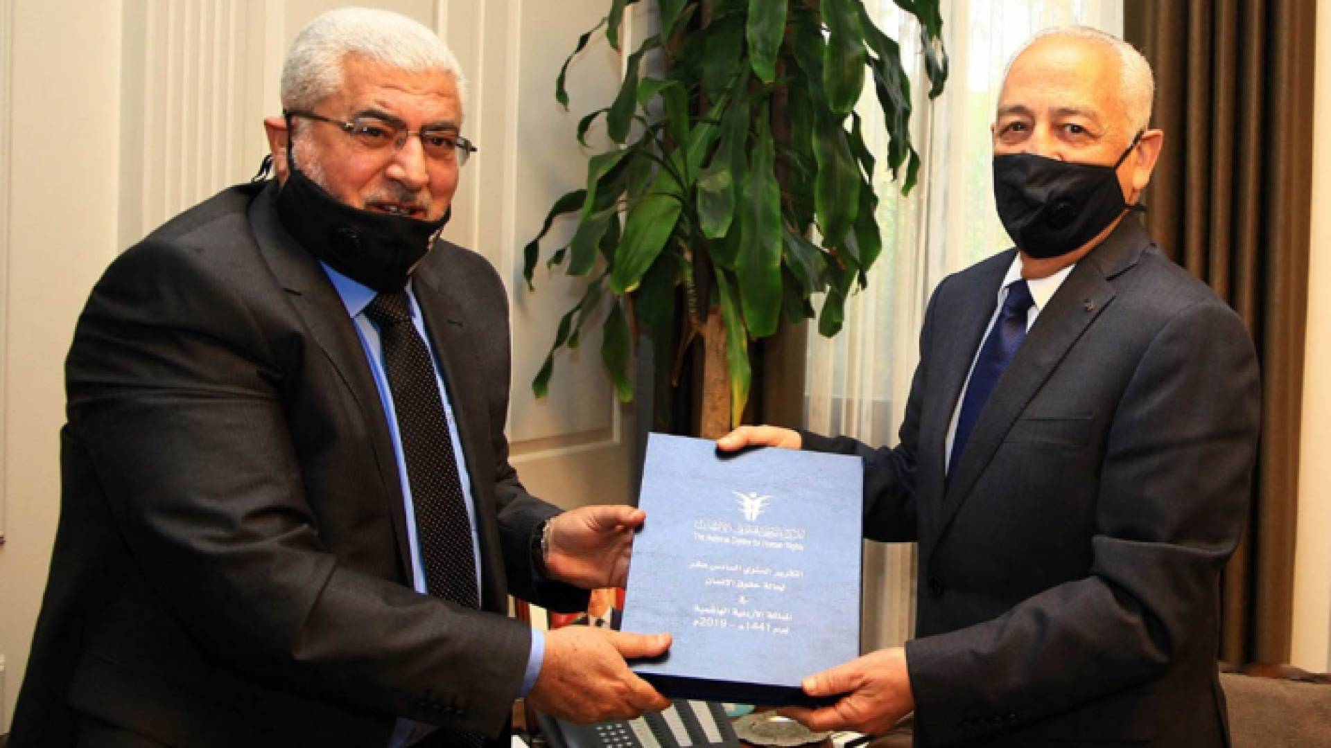 لحظة تسلم رئيس الديوان الملكي الهاشمي التقرير