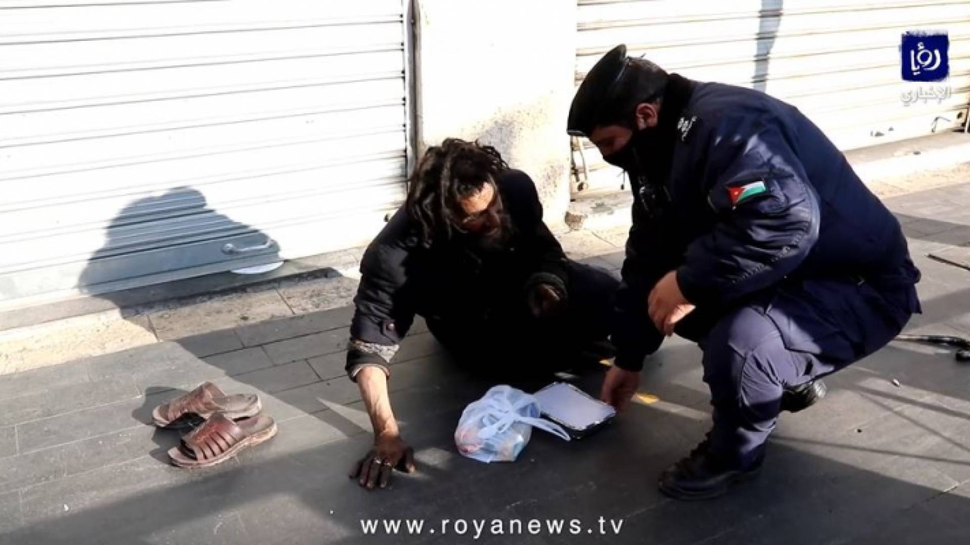 مشهد إنساني .. "رجال السير" يقدمون وجبة طعام للمشرد "عماد"