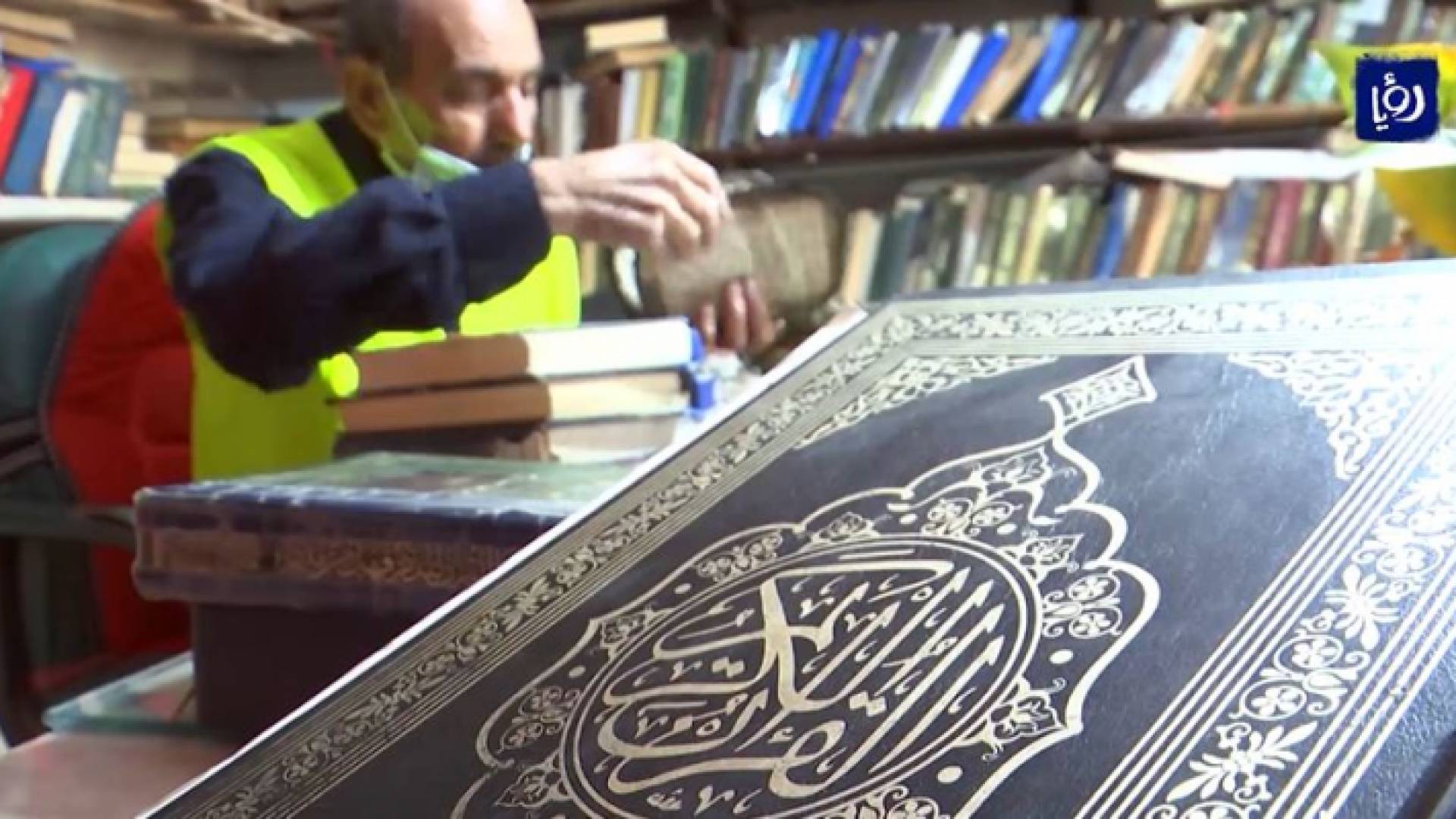 منذ 50 عاما.. محمد سالم أبو زكريا يجمع نسخ المصاحف والكتب القديمة ويعيد ترميمها