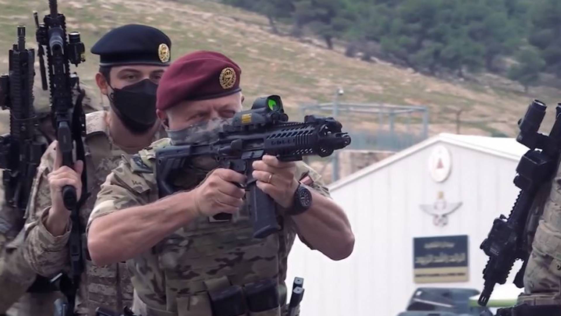 الملك وولي العهد يشاركان في تمرين مع نشامى القوات الخاصة