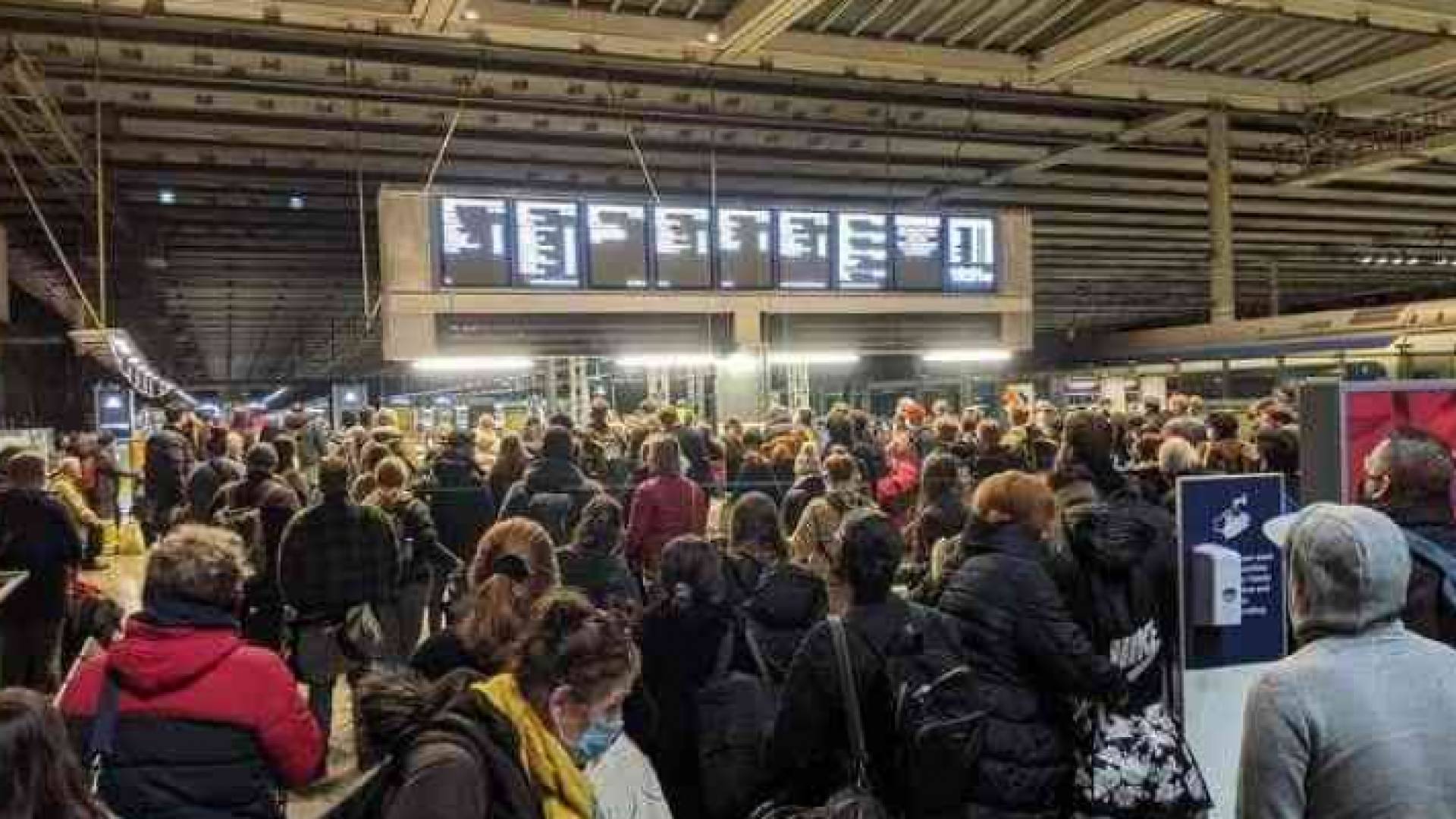 فرار جماعي من لندن بعد تشديد القيود لمواجهة سلالة كورونا الجديدة