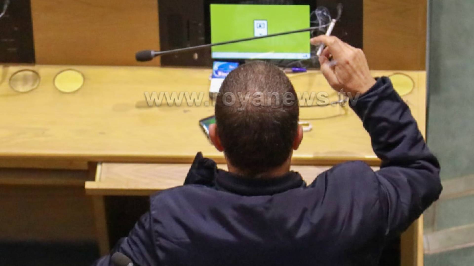 النائب يحيى عبيدات خلال تدخينه تحت قبة البرلمان