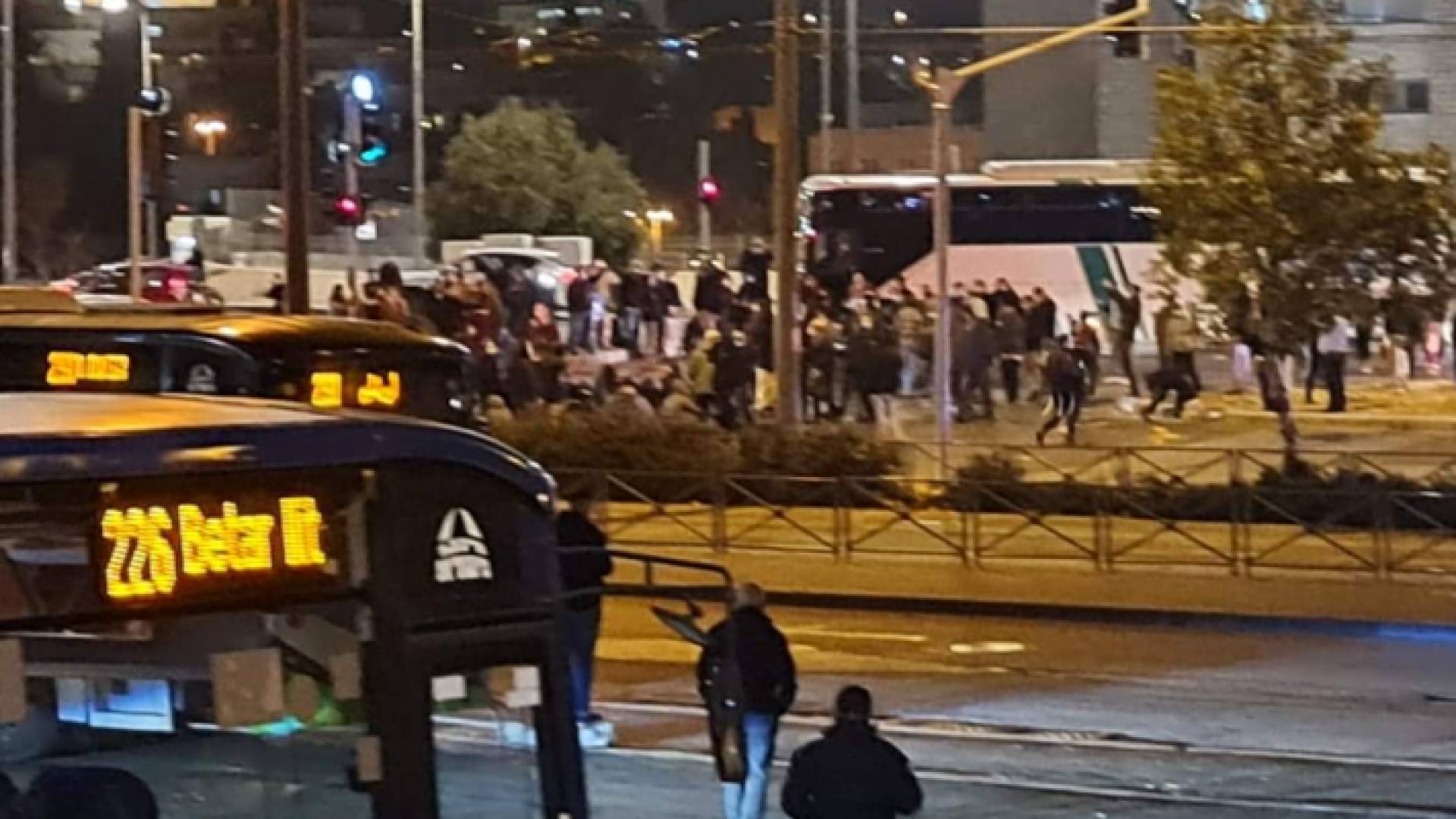 مستوطنون يعتدون على مركبات الأهالي بمنطقة الشيخ جراح في القدس المحتلة