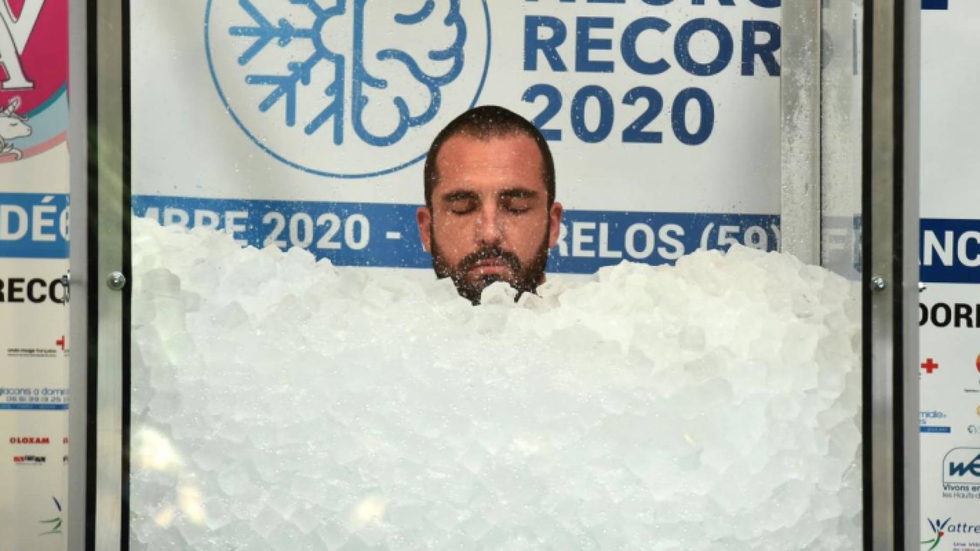 فرنسي يحطم الرقم القياسي لأطول فترة بقاء للجسم في الثلج