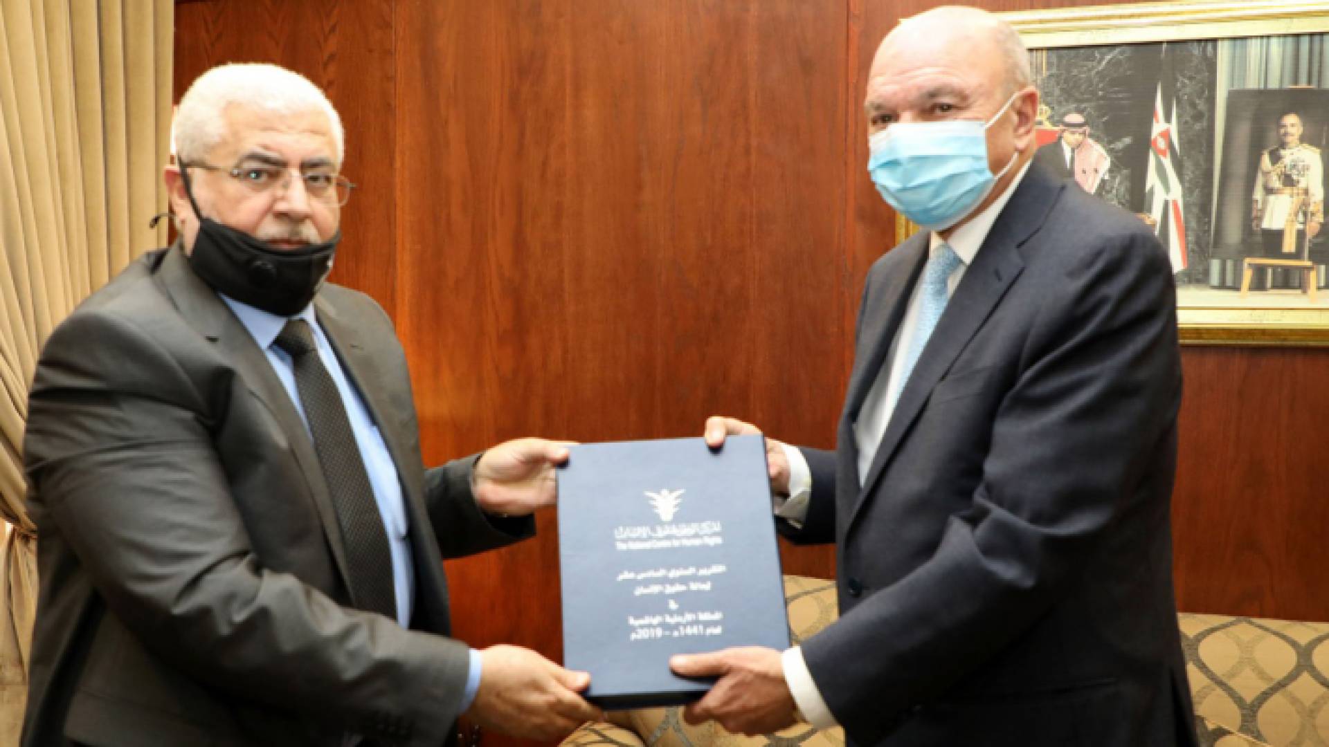 خلال تسلم رئيس المجلس الأعيان التقرير