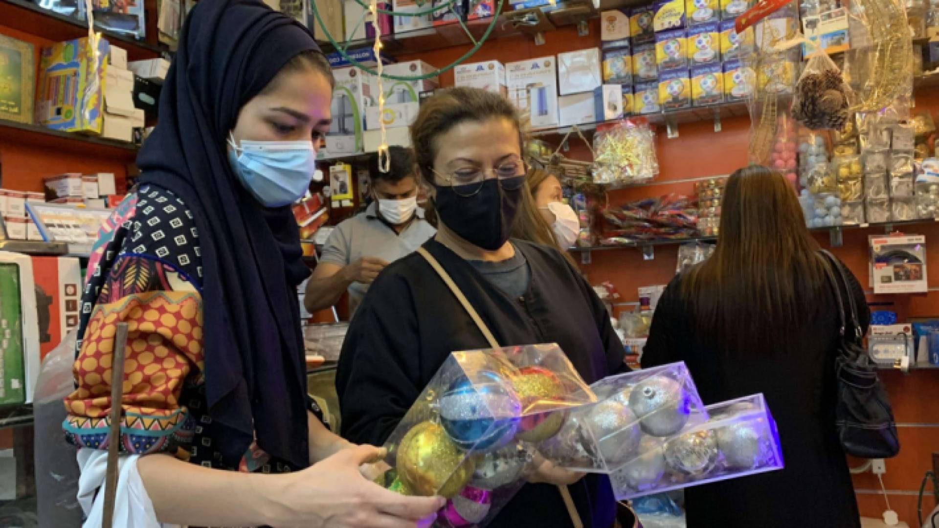 أشجار وزينة عيد الميلاد للبيع في السعودية