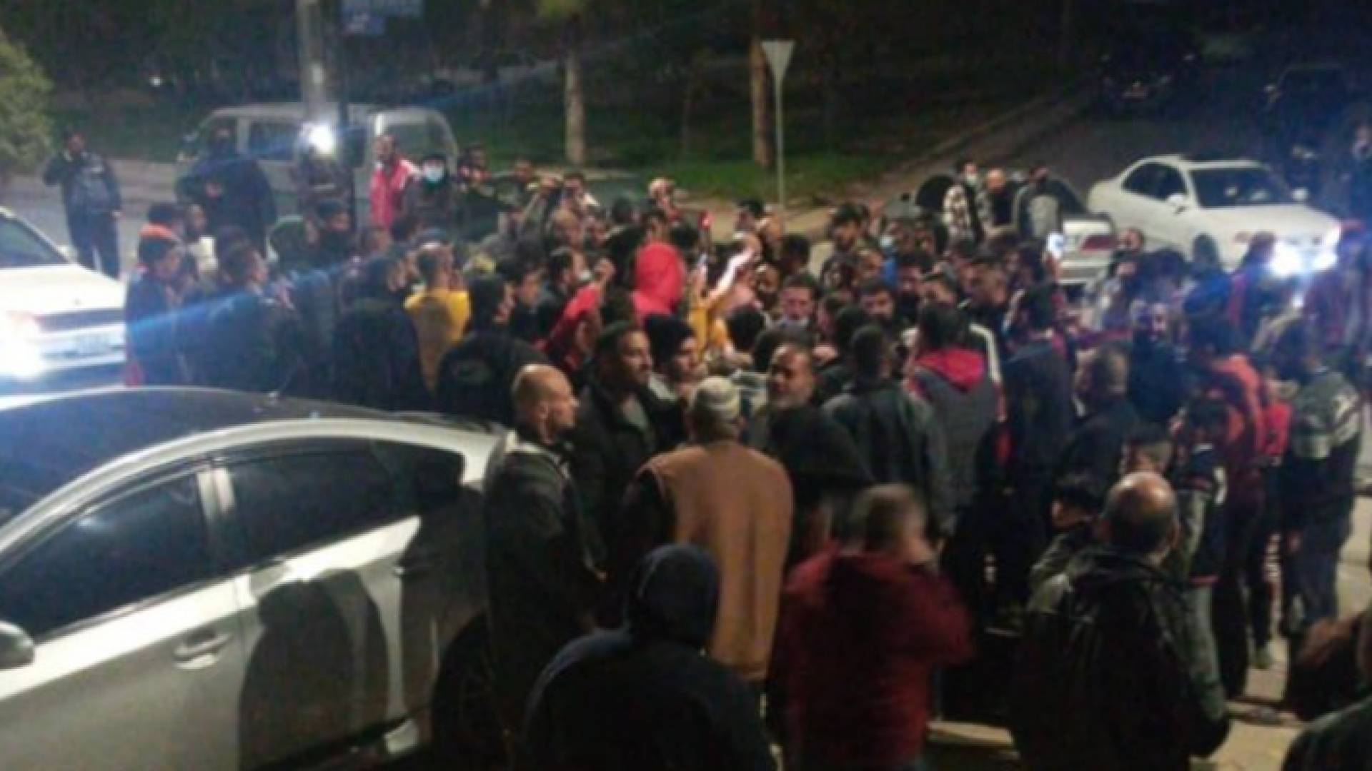 تجمهر للمواطنين قرب مقبرة الرصيفة القديمة