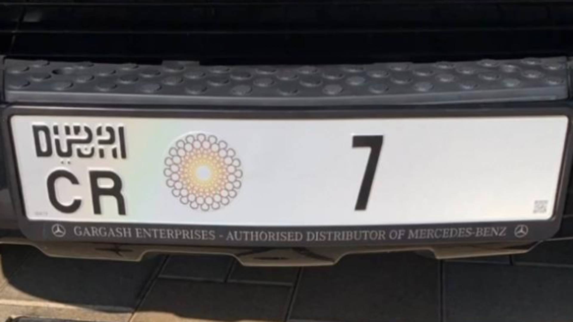 رونالدو يحصل على سيارة في دبي رقم لوحتها "CR 7"