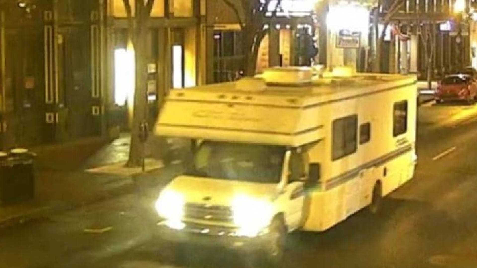 السيارة أثناء مرورها بأحد شوارع ناشفيل