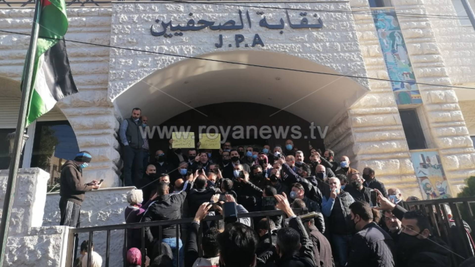 نقابة الصحفيين تلوح بسلسلة إجراءات في حال لم يتم عن الزميل حداد