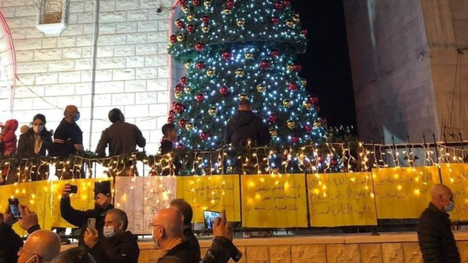 مسلمون ومسيحيون يضيئون شجرة الميلاد