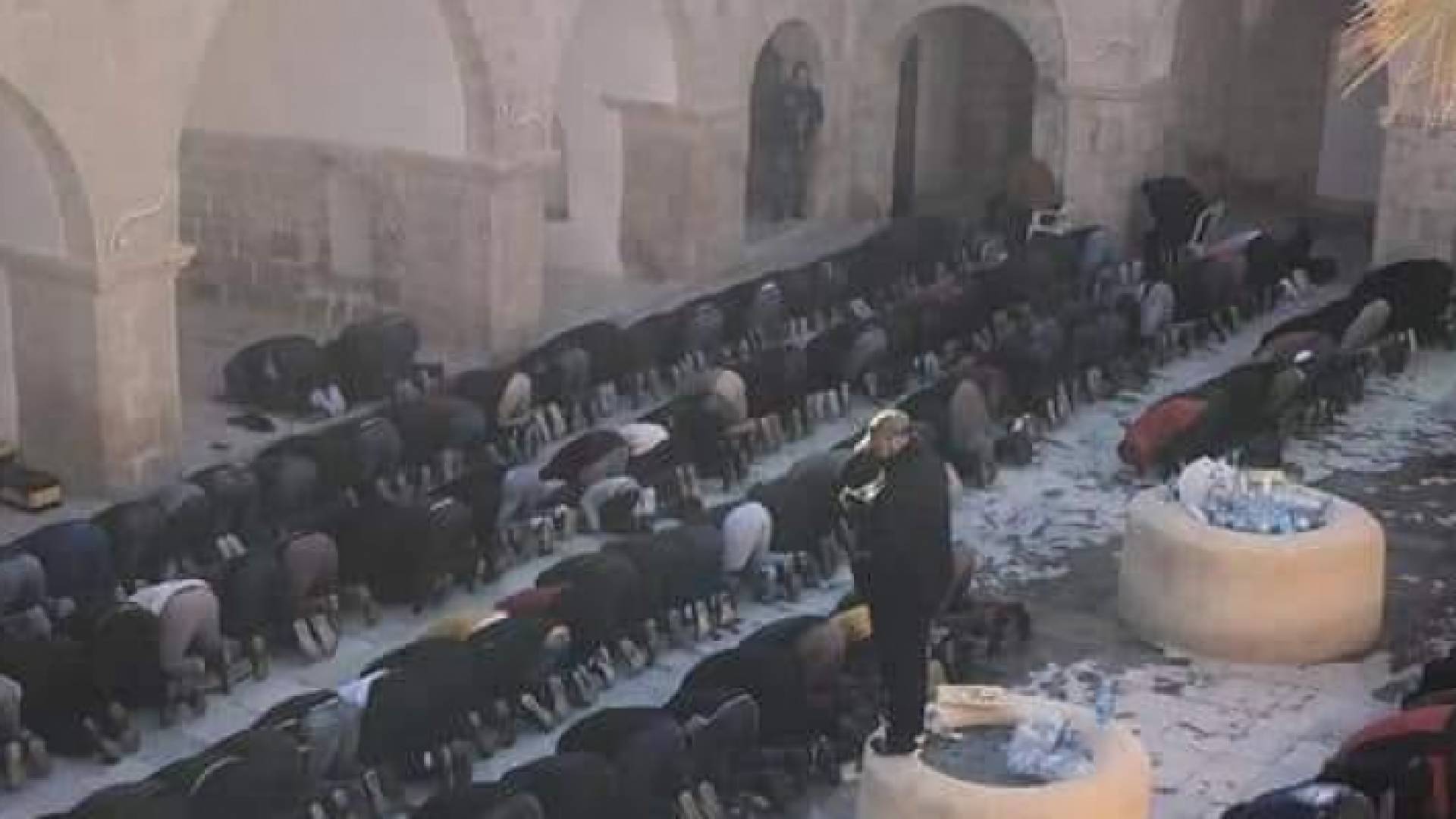 جانب من صلاة الفلسطينيين في مقام النبي موسى