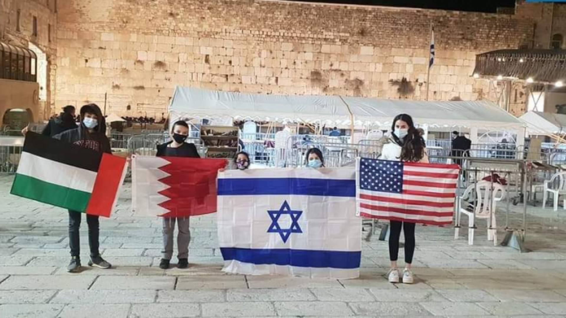 رفع علمي البحرين والإمارات في باحة حائط البراق بالقدس