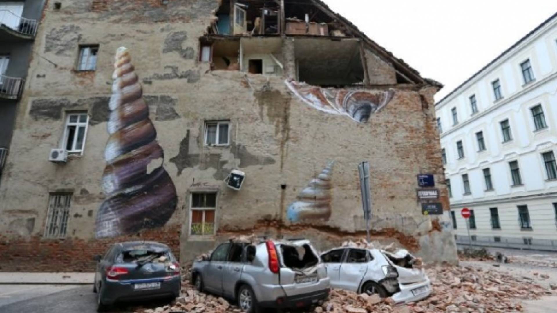 إحدى المباني المتضررة جراء الزلزال