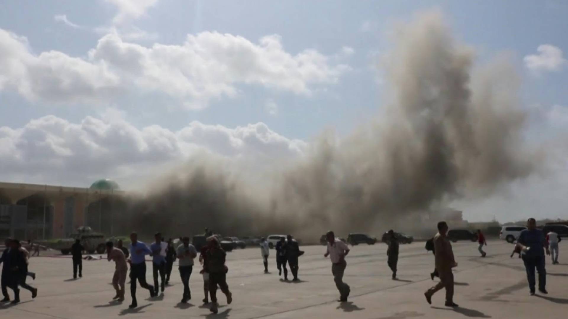 26 قتيلا في انفجارات في مطار عدن مع وصول الحكومة اليمنية الجديدة