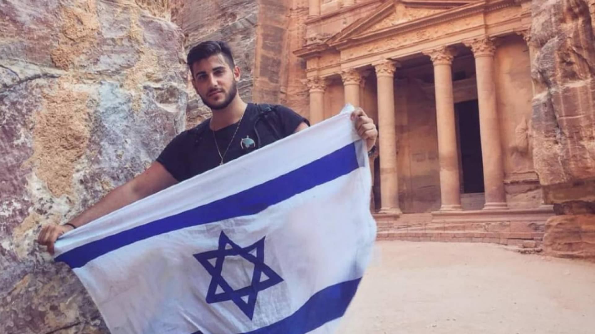 الشخص الذي رفع علم الاحتلال في البترا