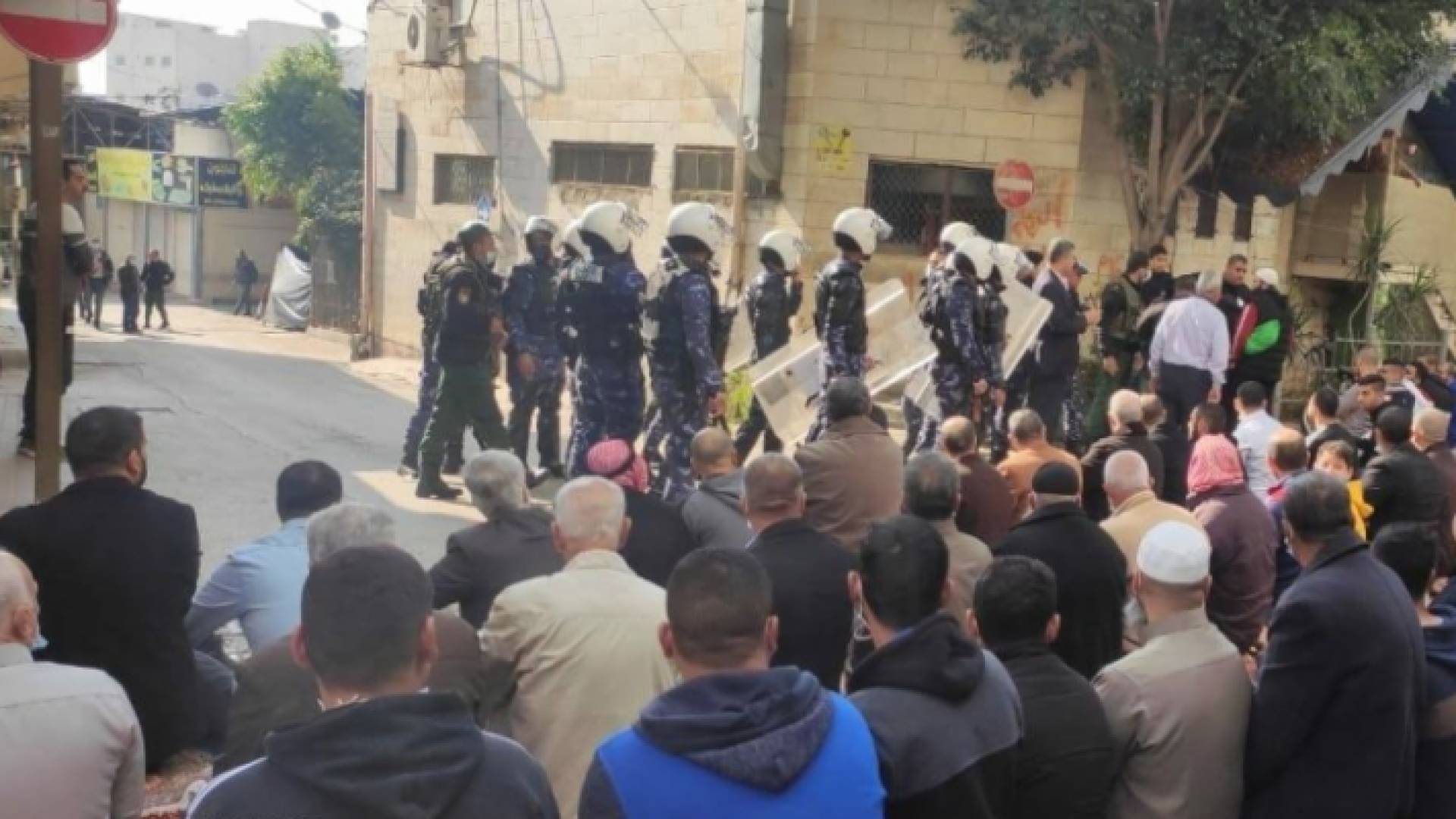 الأمن الفلسطيني يفرق مصلين أدوا صلاة الجمعة