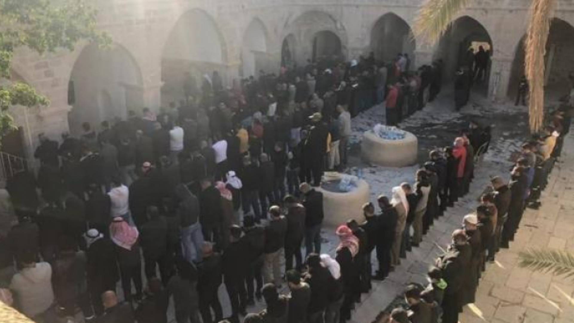 جانب من صلاة الفلسطينيين بمقام النبي موسى