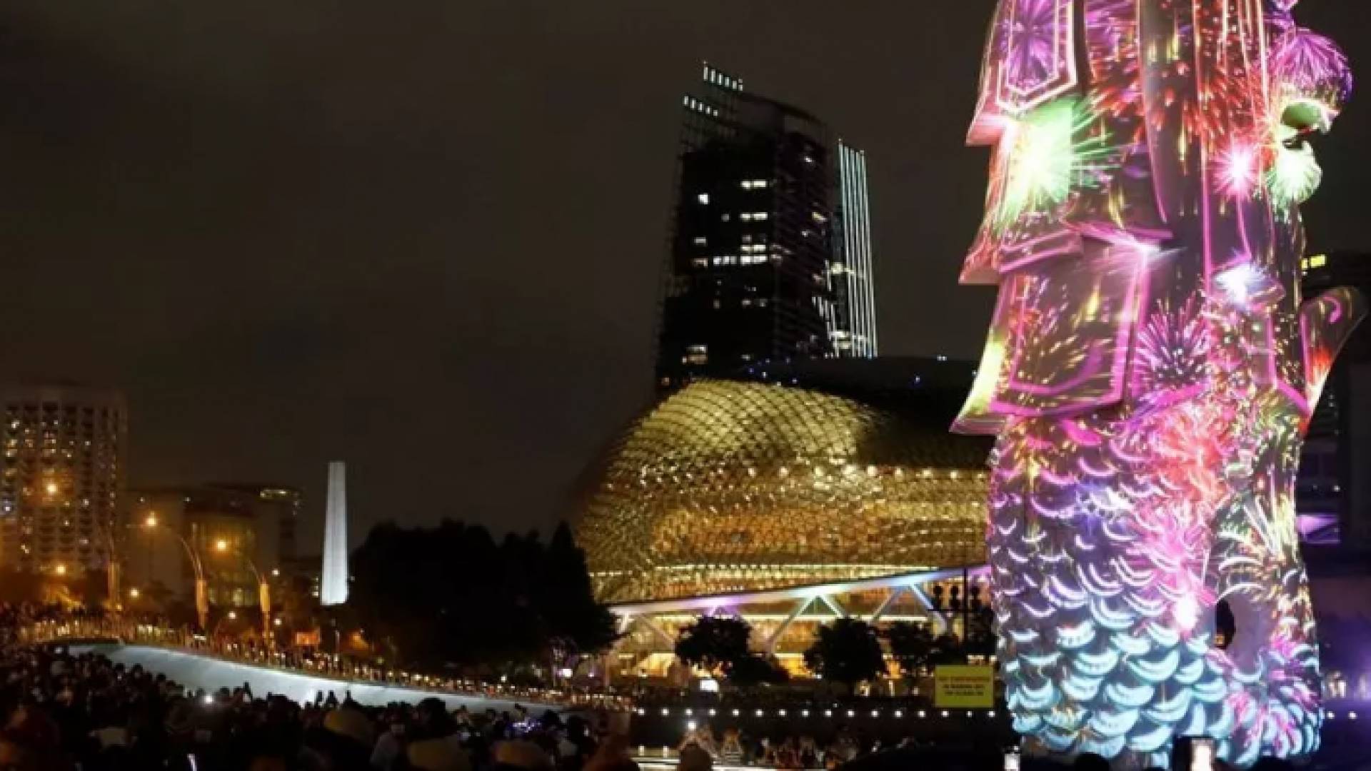 آلاف الأشخاص يتجمعون في سنغافورة لمشاهدة عرض ضوئي احتفالا برأس السنة