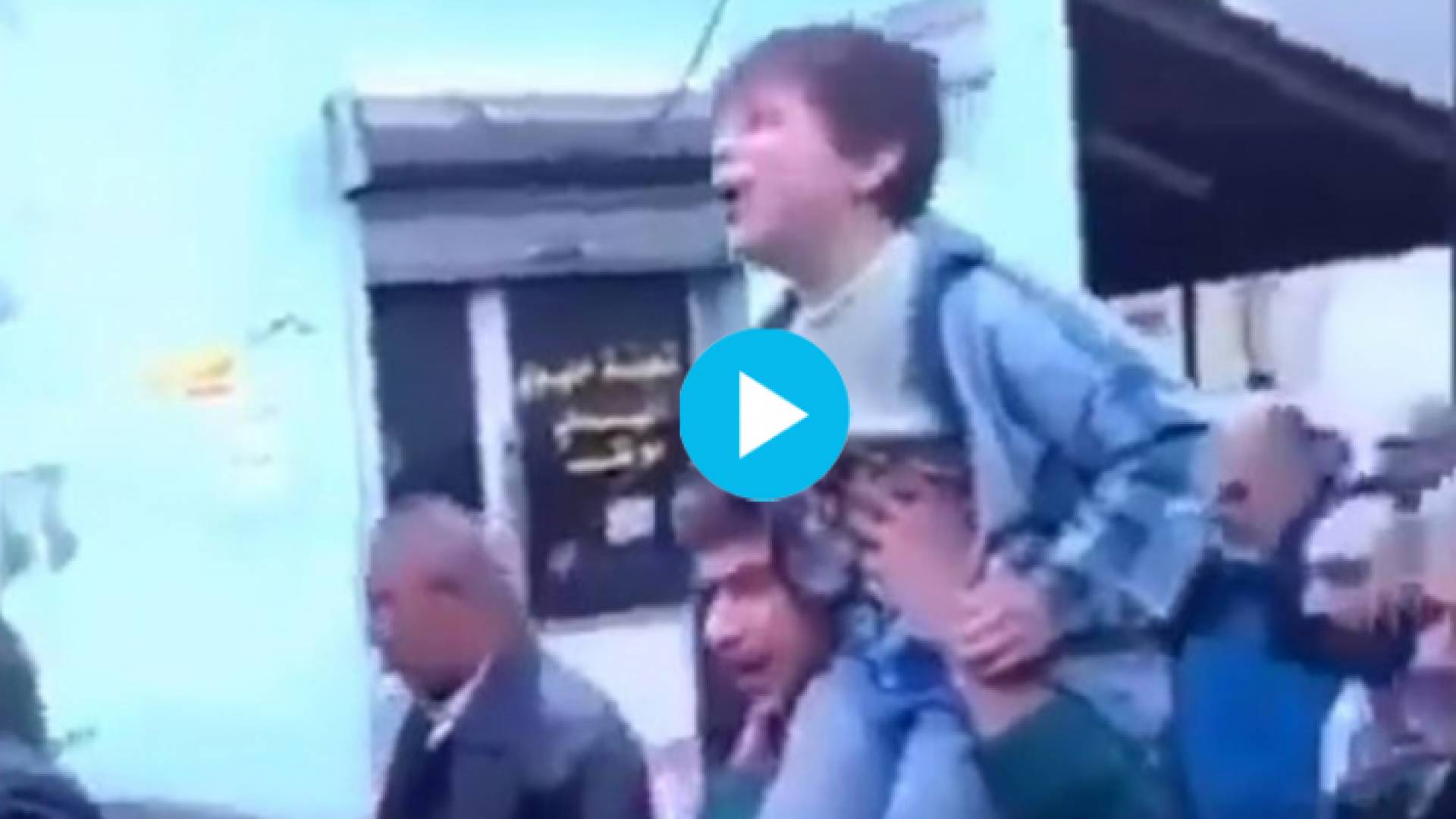 طفل سوري يعاتب أخاه المتوفى: "وين اللي بدو يجي على رأس السنة!"