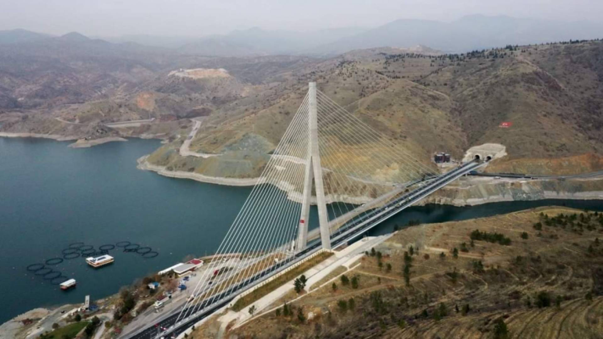 الجسر يبلغ طوله الإجمالي 660 مترا