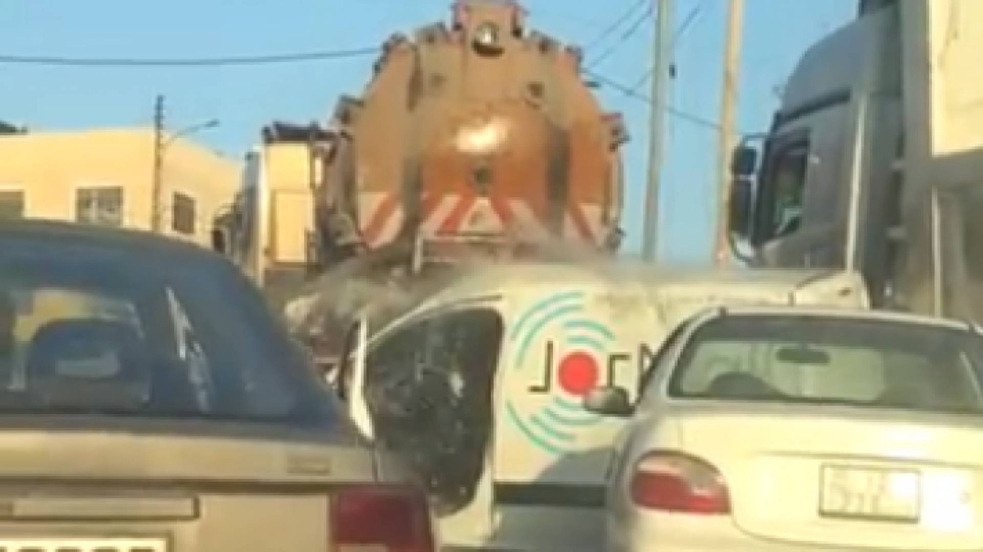 حادث تصادم يجبر صهريج نضح على إفراغ حمولته على احدى المركبات