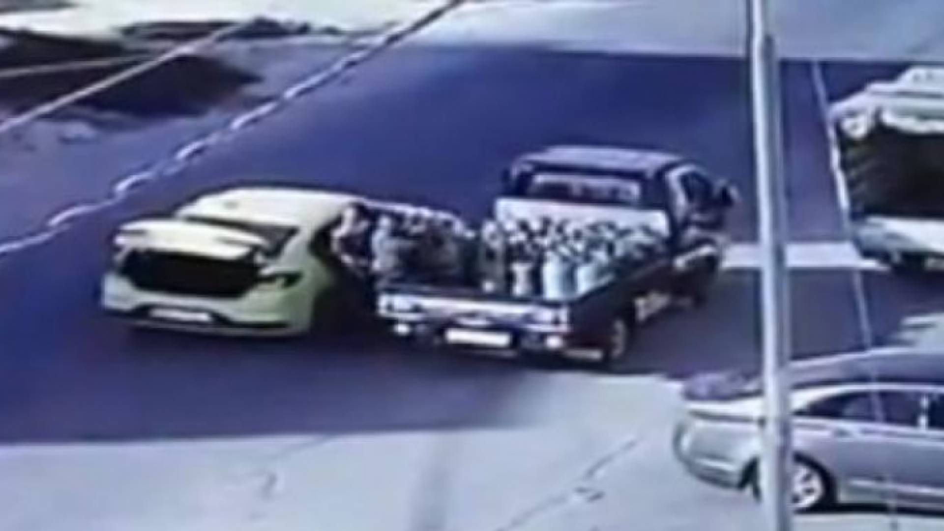 كاميرا مراقبه توثق سرقة اسطوانات غاز في وضح النهار