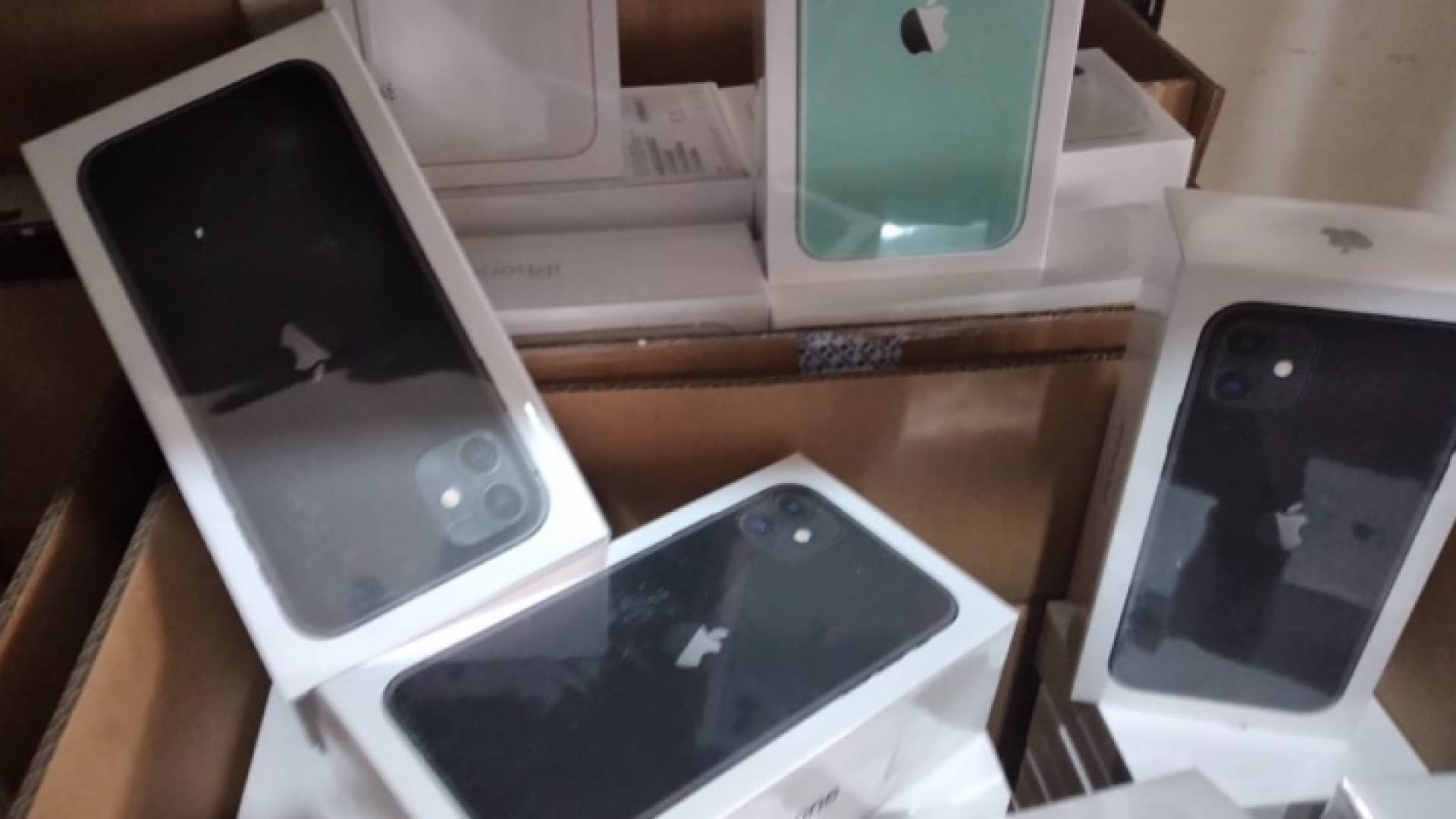 الجمارك تحبط تهريب اجهزة "ايفون"