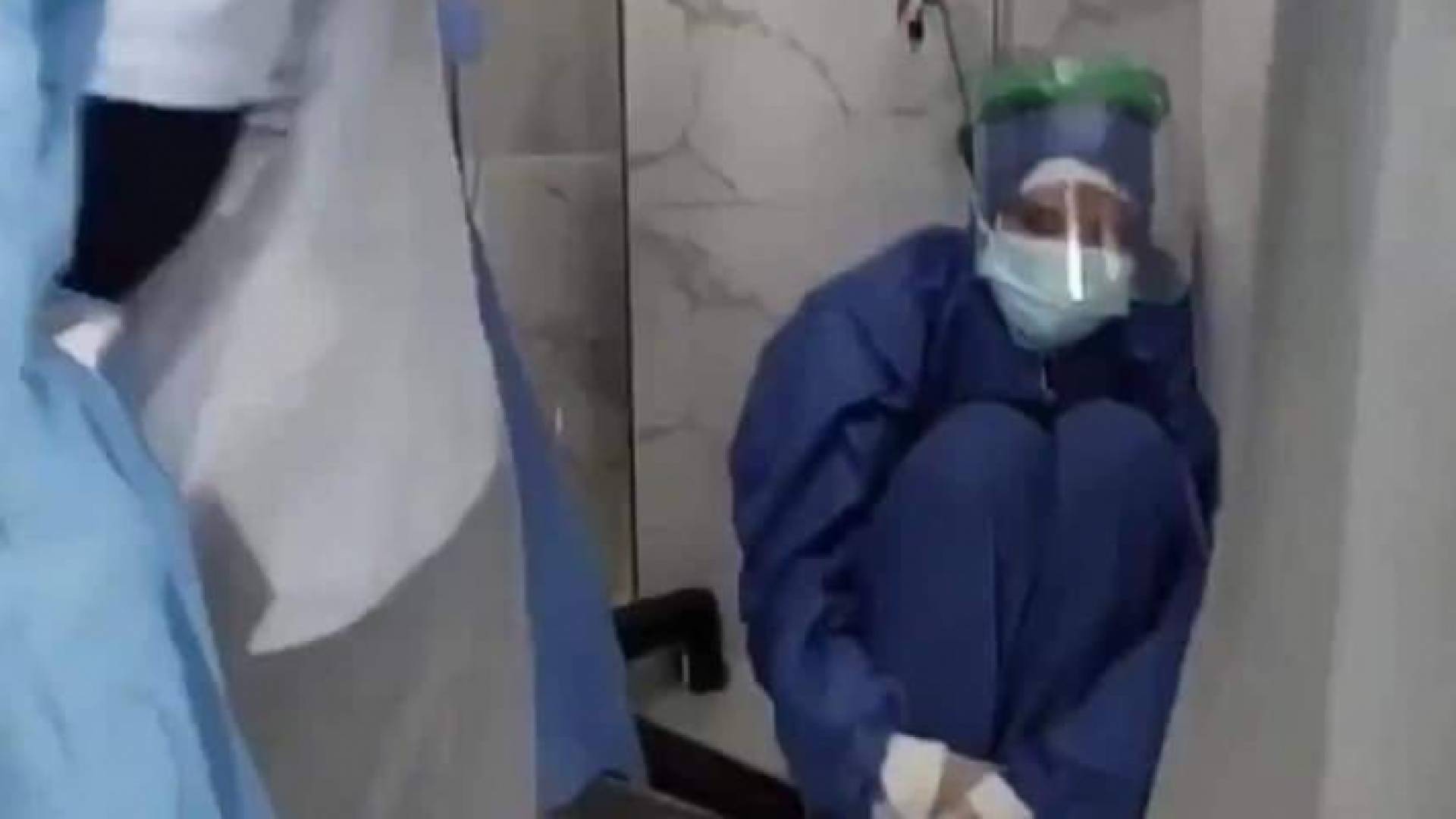 انهيار ممرضة مصرية بسبب العجز عن إنقاذ مرضى كورونا