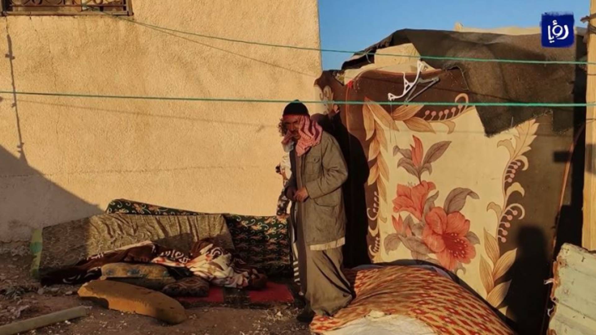 بغياب أدنى مقومات الحياة.. أسرة "تعيش" في منزل متهالك