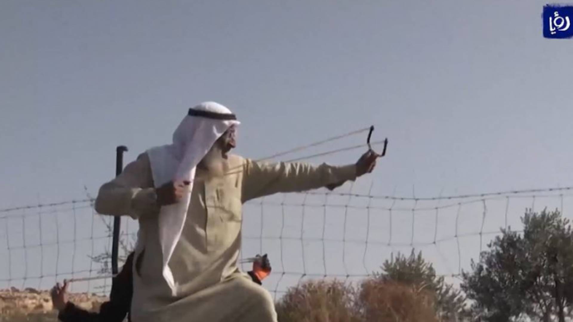 مسن فلسطيني يواجه جنودا من الاحتلال بالحجارة