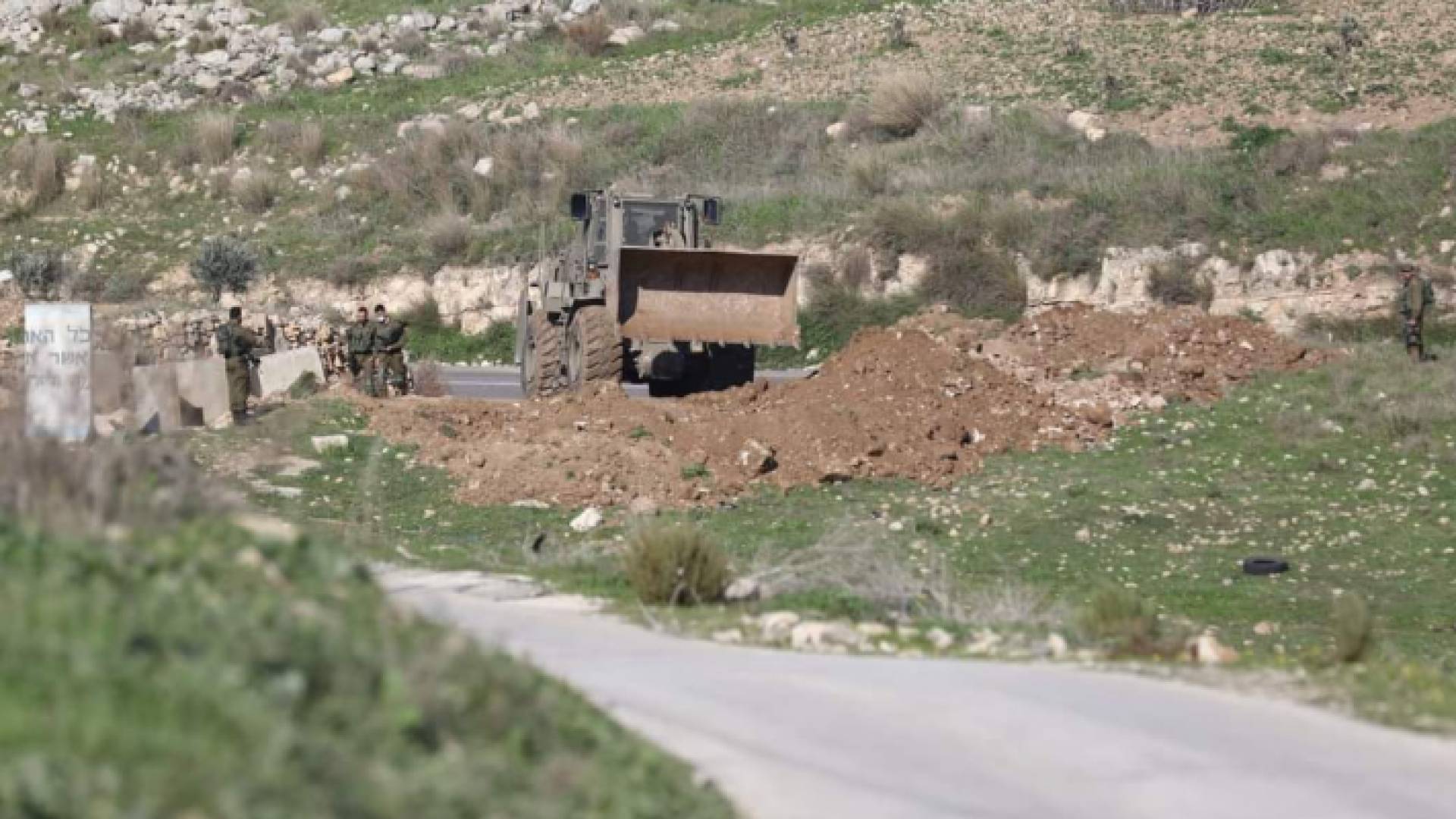 الاحتلال يغلق طريق دير نظام