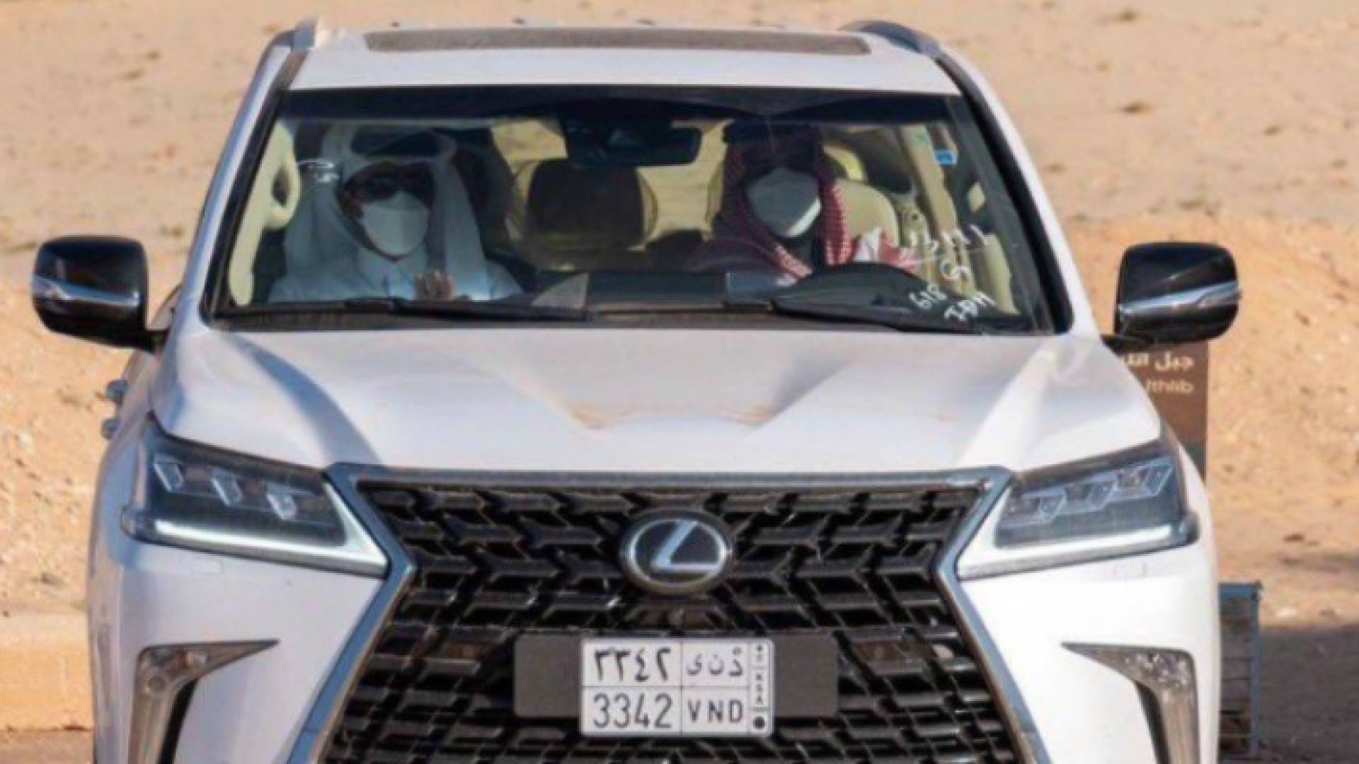 ولى العهد السعودى يصطحب أمير قطر فى جولة بصحراء مدينة العلا