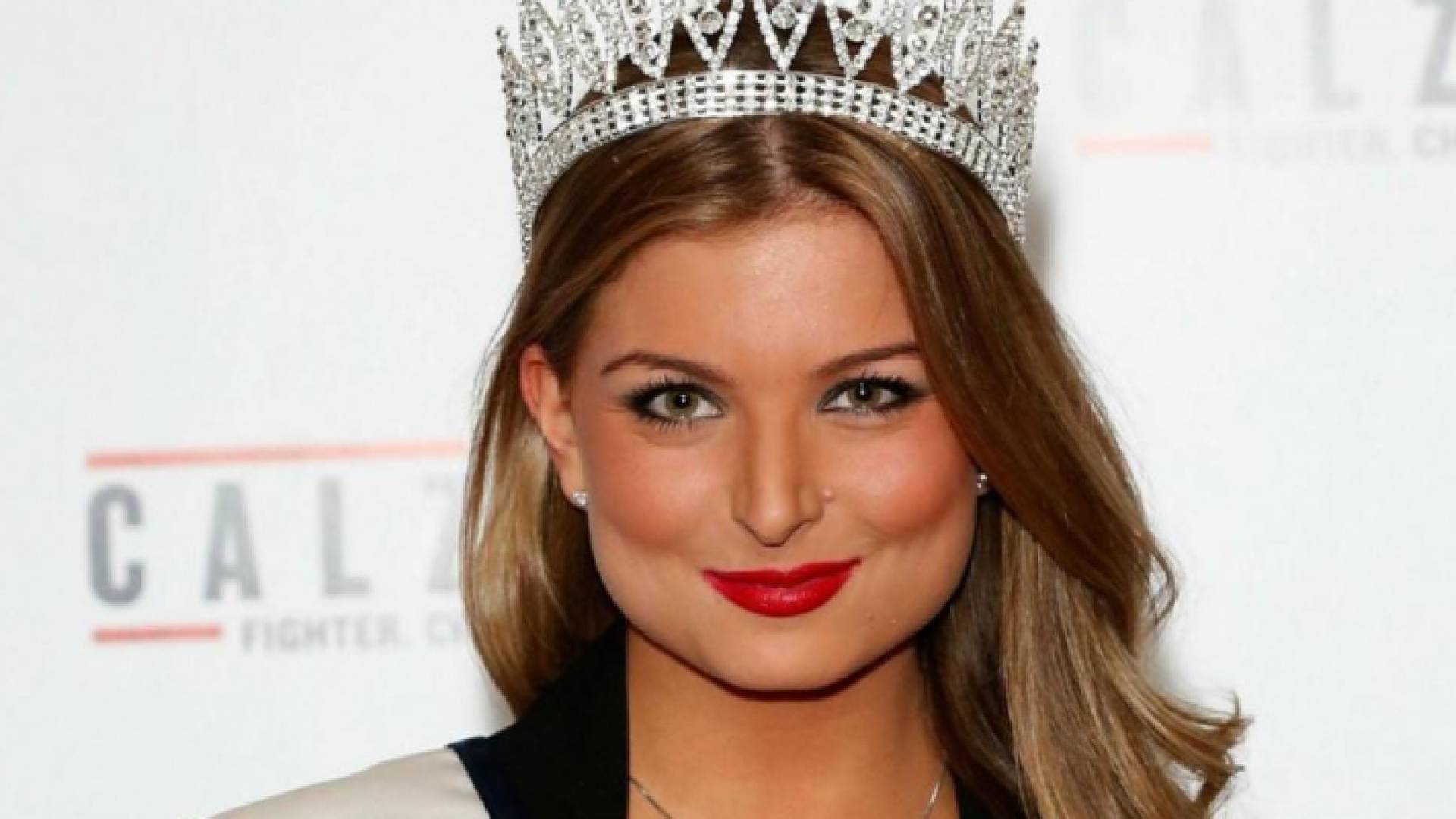 العارضة زارا هولاند