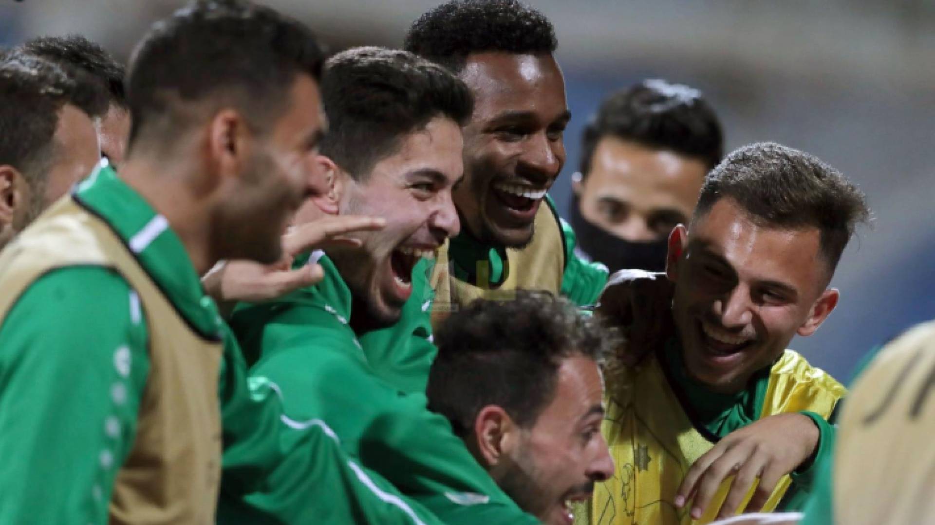 احتفال لاعبي الوحدات بالفوز