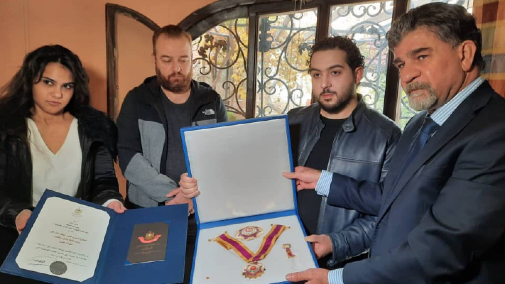 تسليم نجل الراحل حاتم علي وسام الفنون والثقافة والعلوم النجمة الكبرى