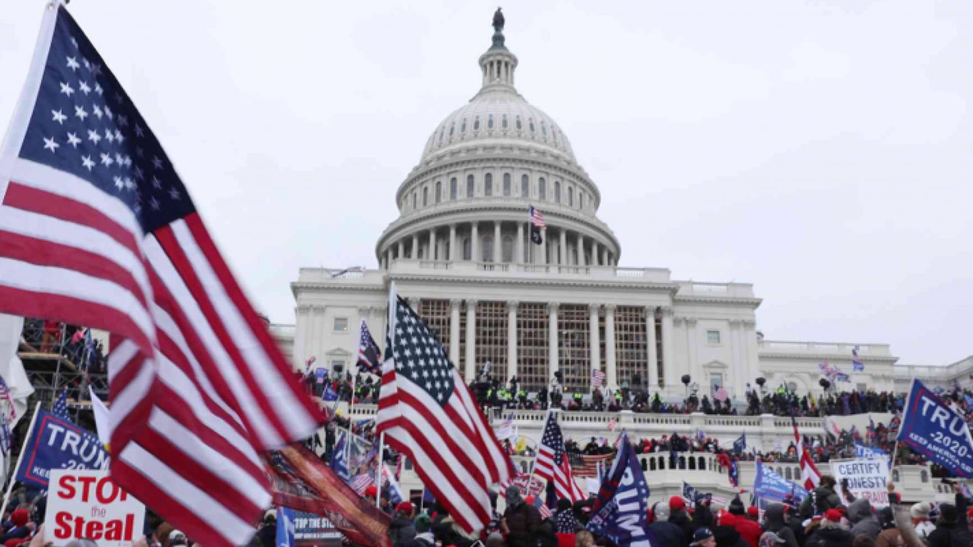 خلال اقتحام مبنى الكونغرس