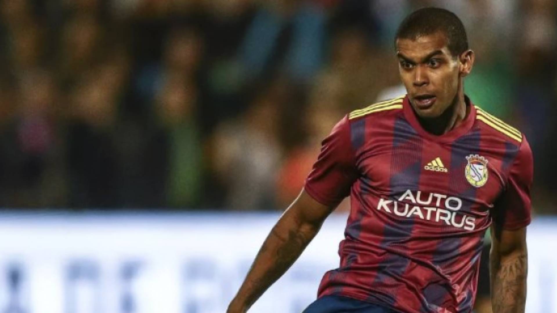 لاعب كرة القدم البرازيلي أليكس أبوليناريو