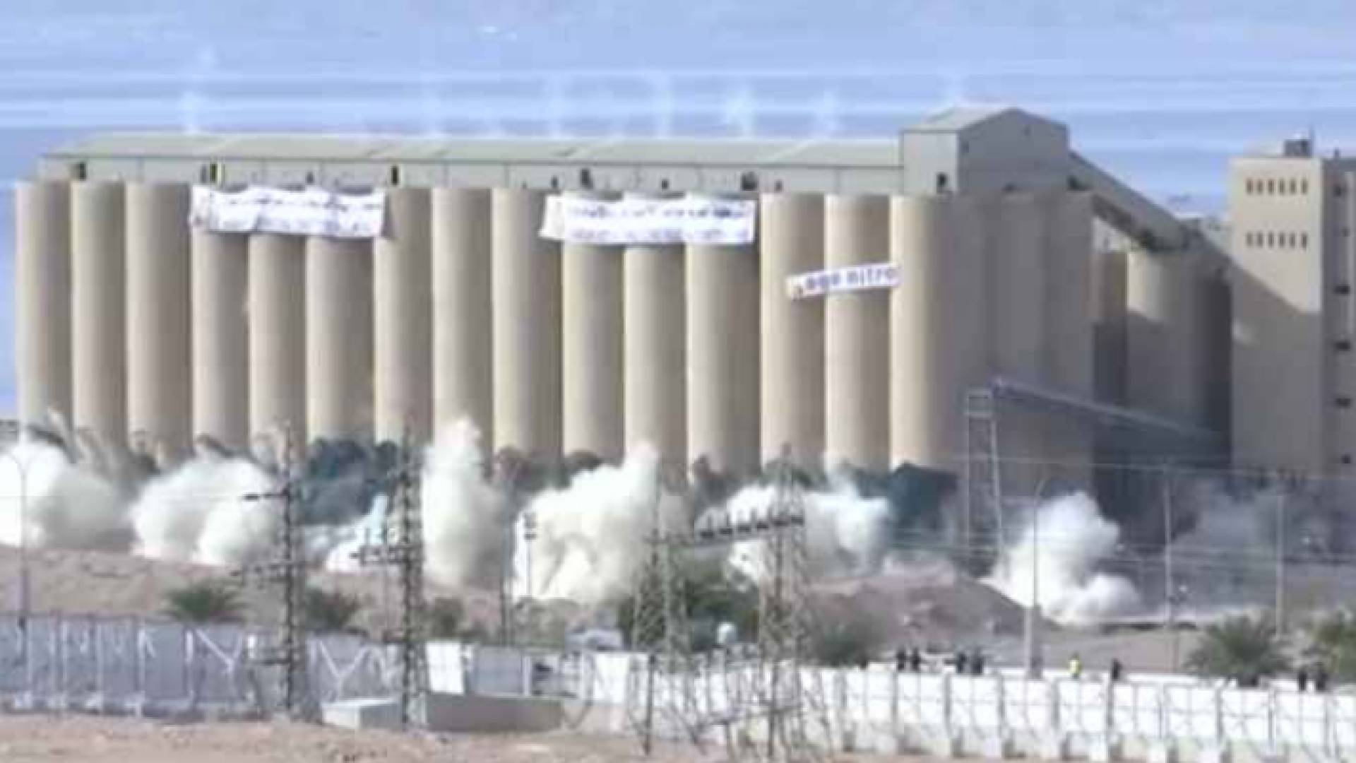 صورة تظهر اللحظات الاولى لتفجير الصوامع ضمن المرحلة الاولى للهدم