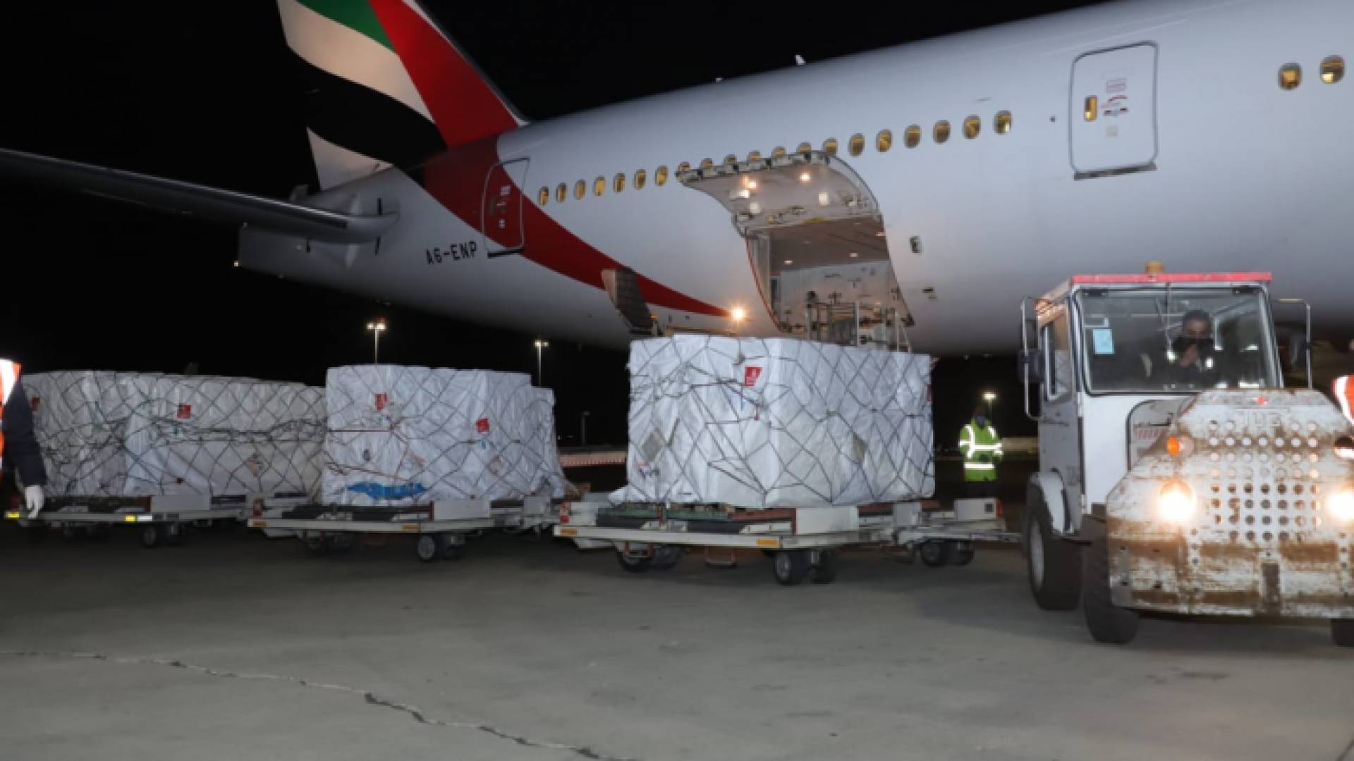 الصورة من لحظة وصول أول دفعات لقاح كورونا إلى الأردن