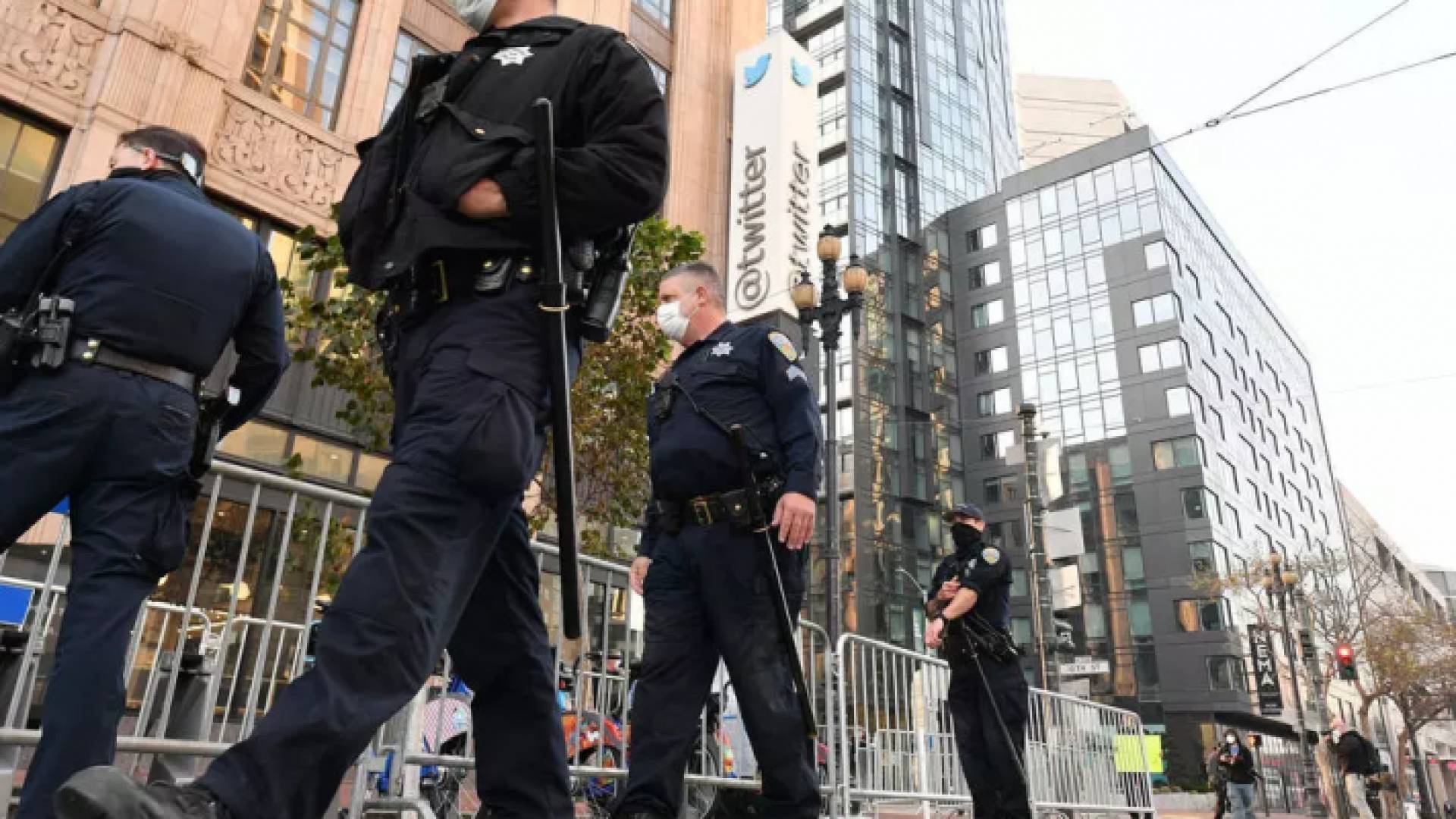 حفنة من أنصار ترمب تلبي نداء للتظاهر أمام مقر تويتر