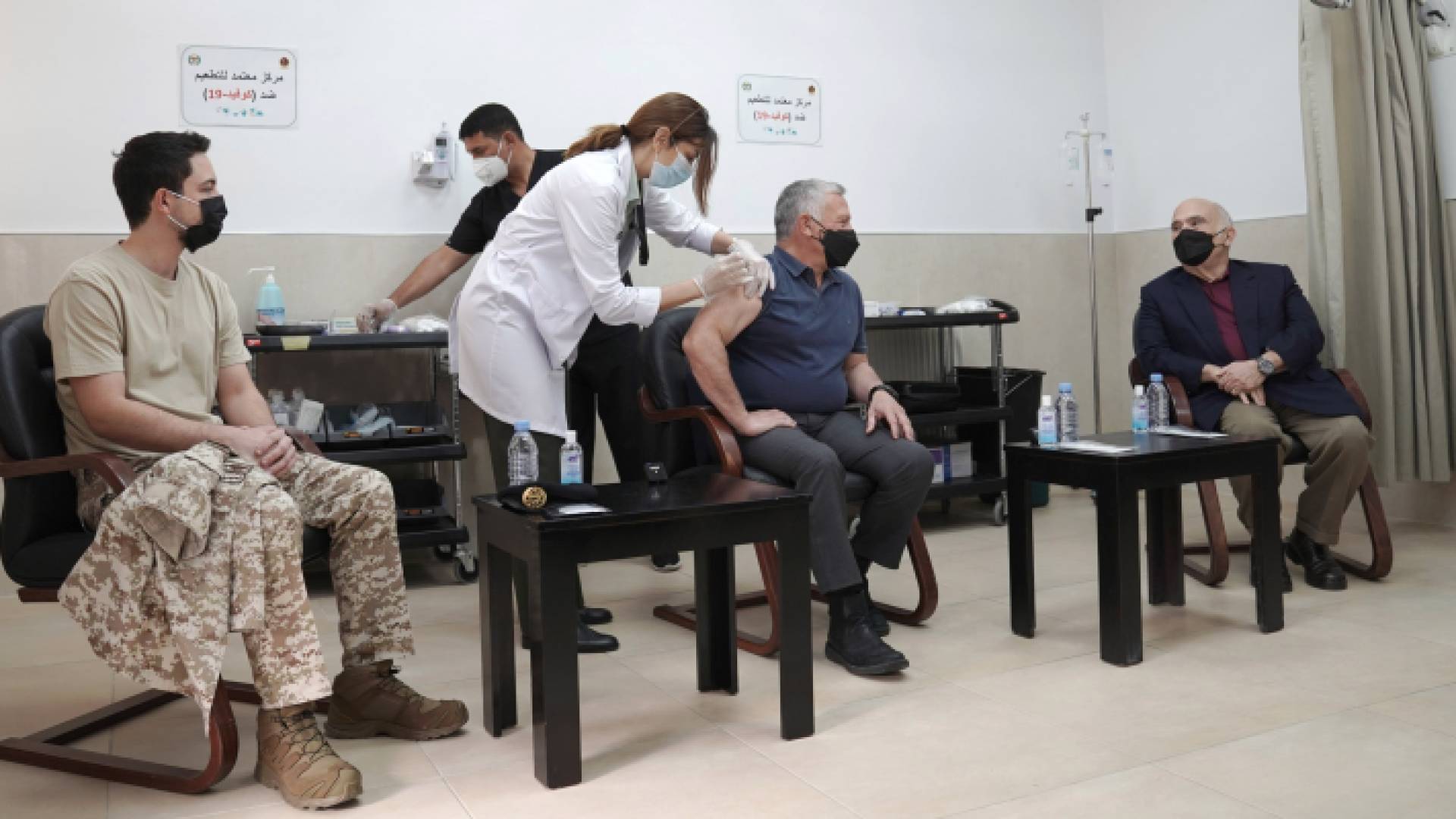 الملك وولي العهد والأمير حسن يتلقون لقاح كورونا