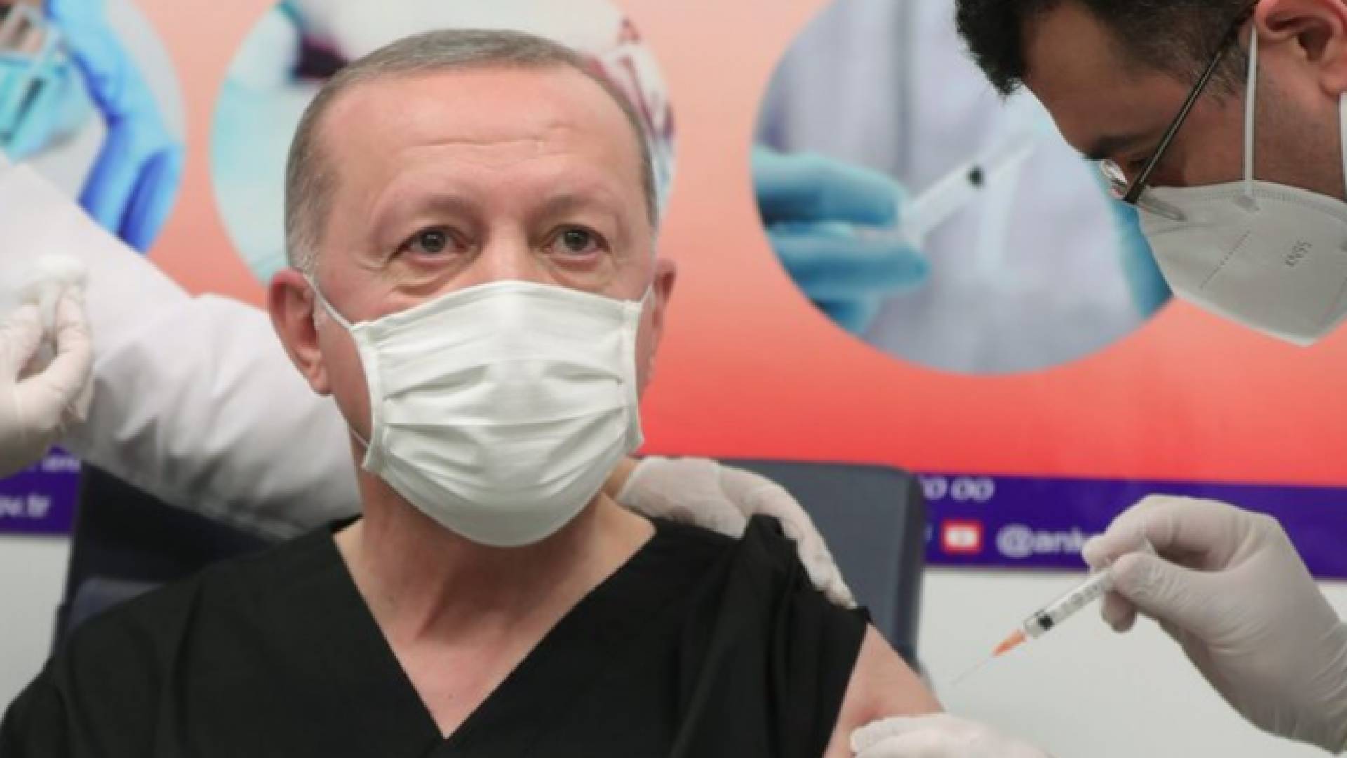 الرئيس التركي رجب طيب أردوغان يتلقى لقاح كورونا