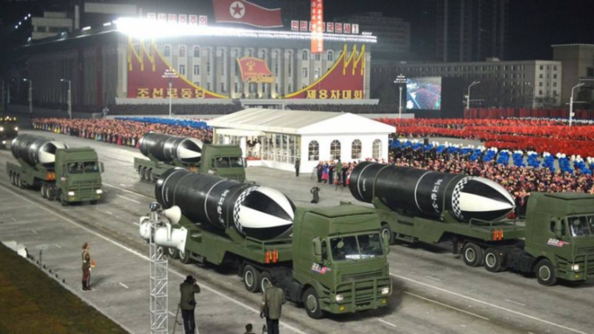 عرض عسكري في كوريا الشمالية مع صواريخ بالستية