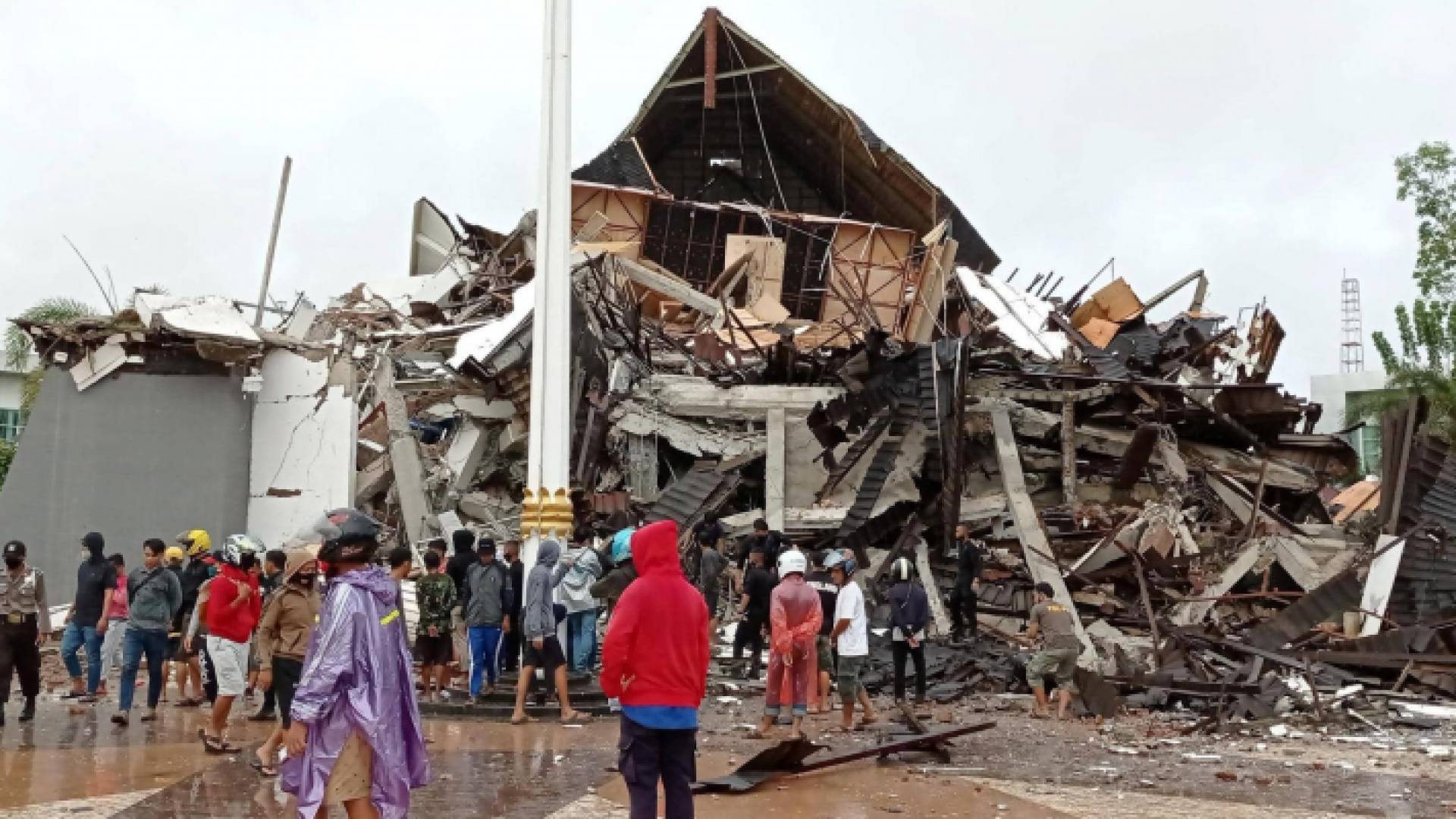 قتلى ومفقودون في زلزال قوي ضرب إندونيسيا
