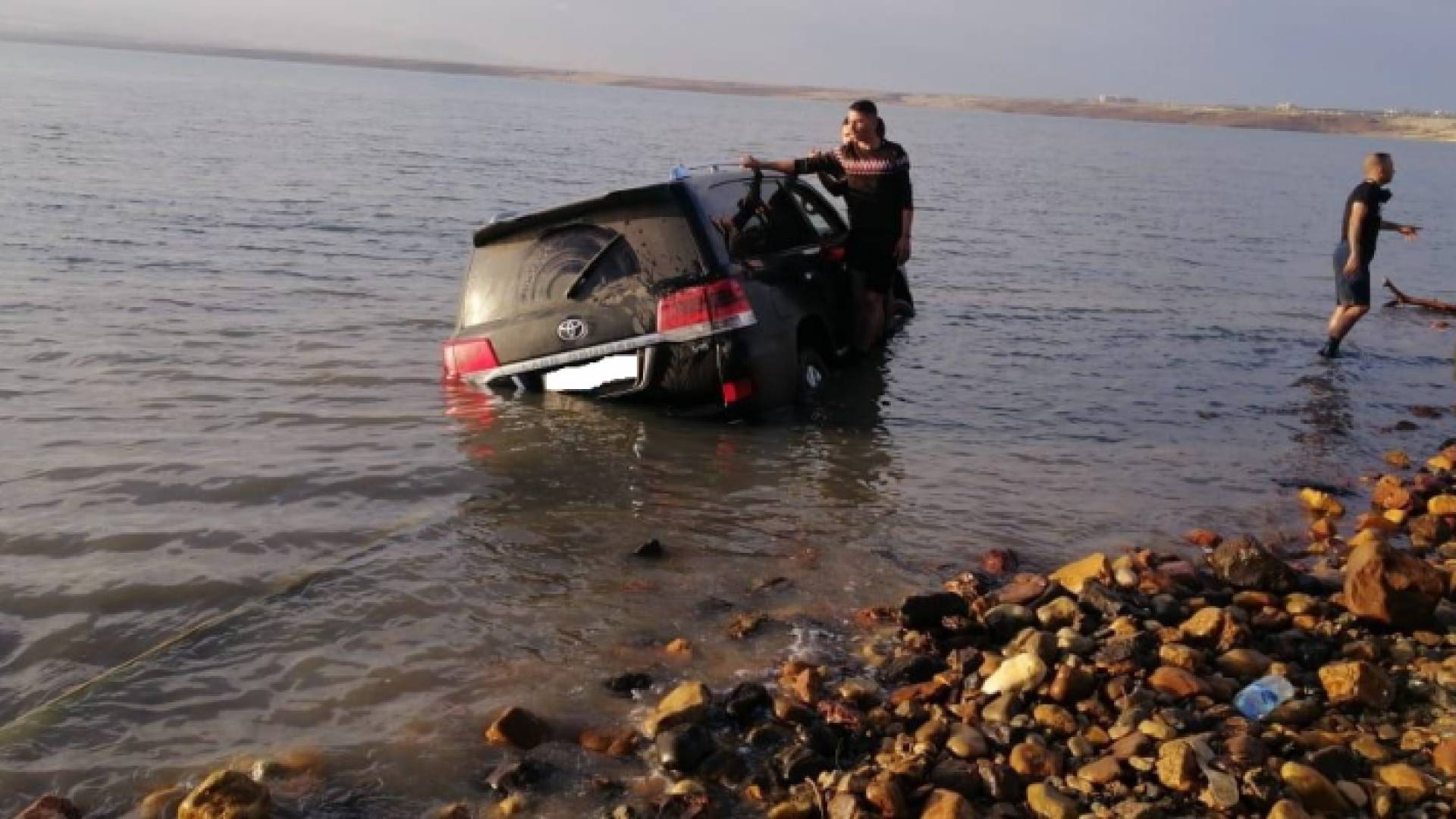 غرق سيارة في البحر الميت الجمعة