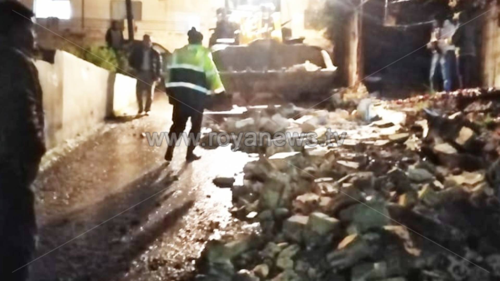 مياه الأمطار تتسبب بانهيار سور منزل في جرش