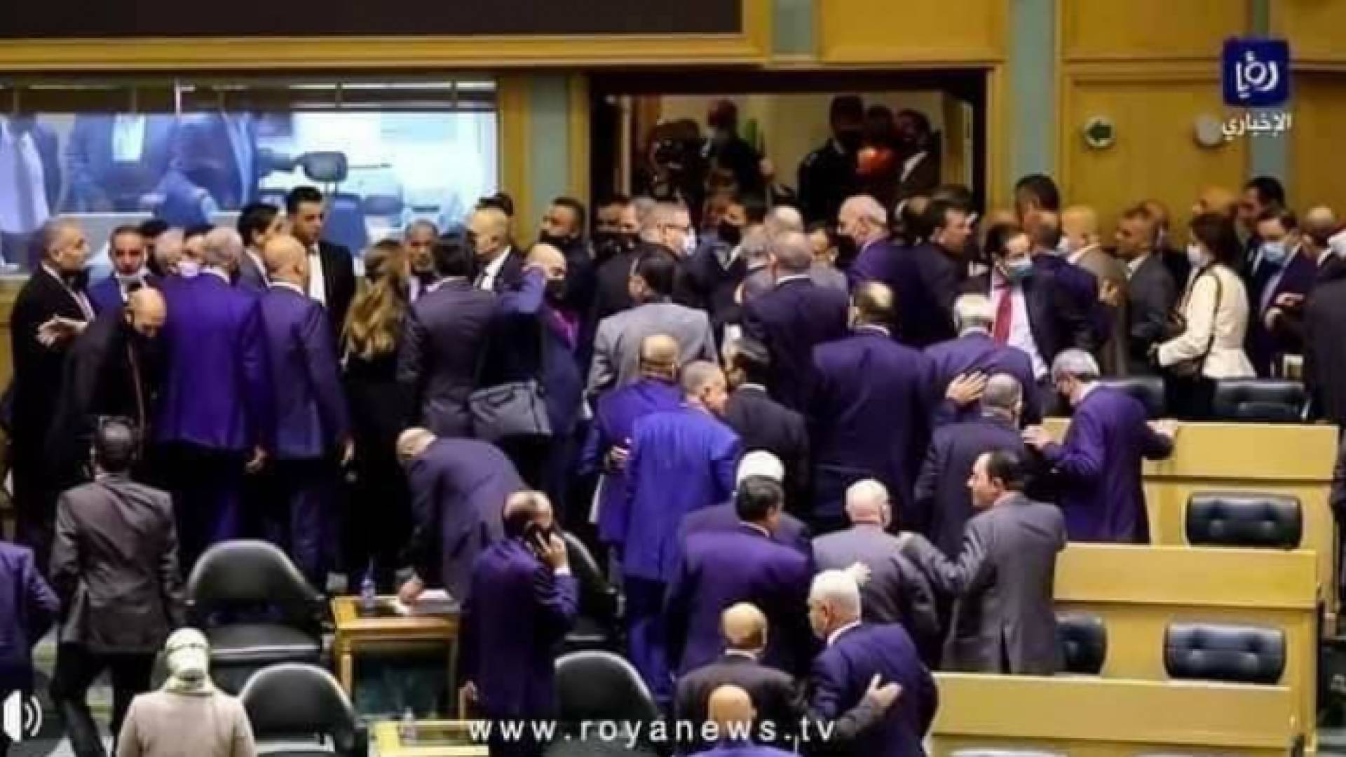 مشهد من تحت قبة البرلمان