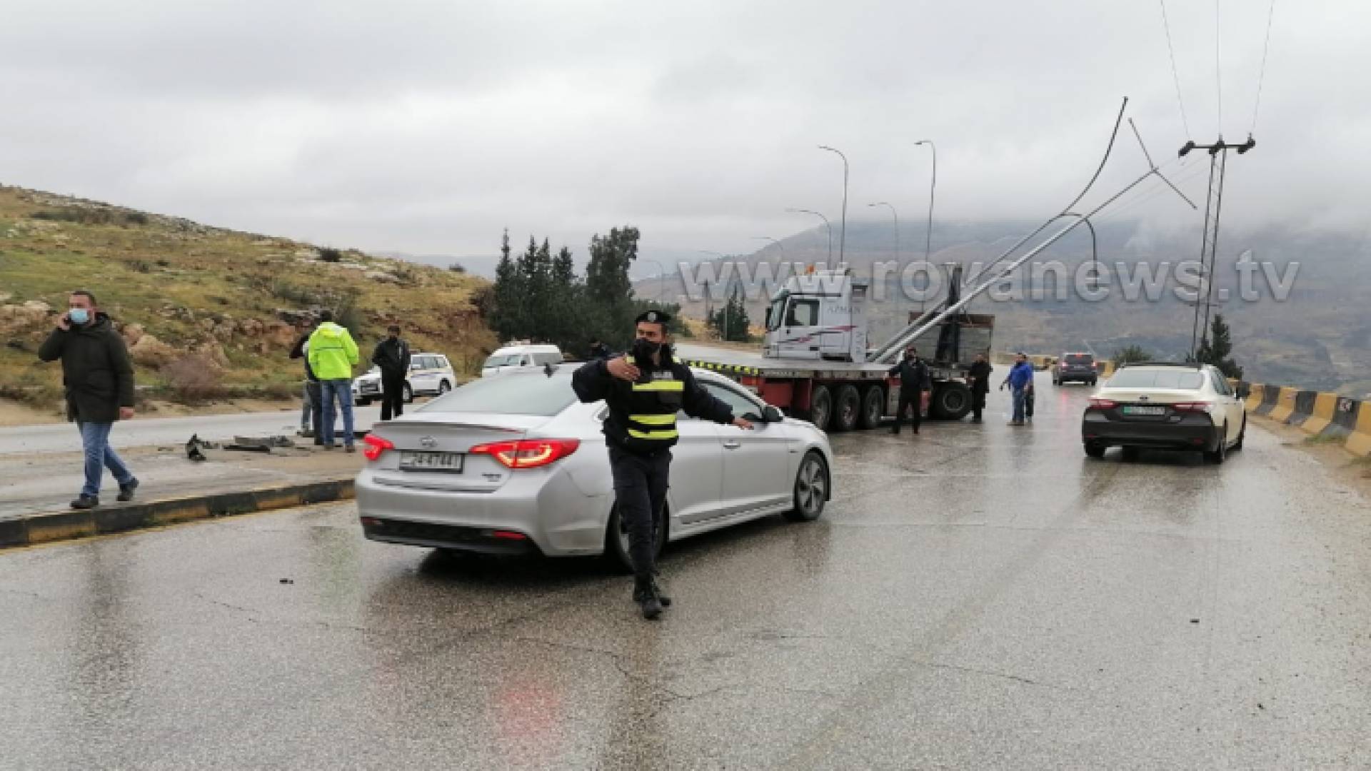 حادث انزلاق لشاحنة على طريق العدسية